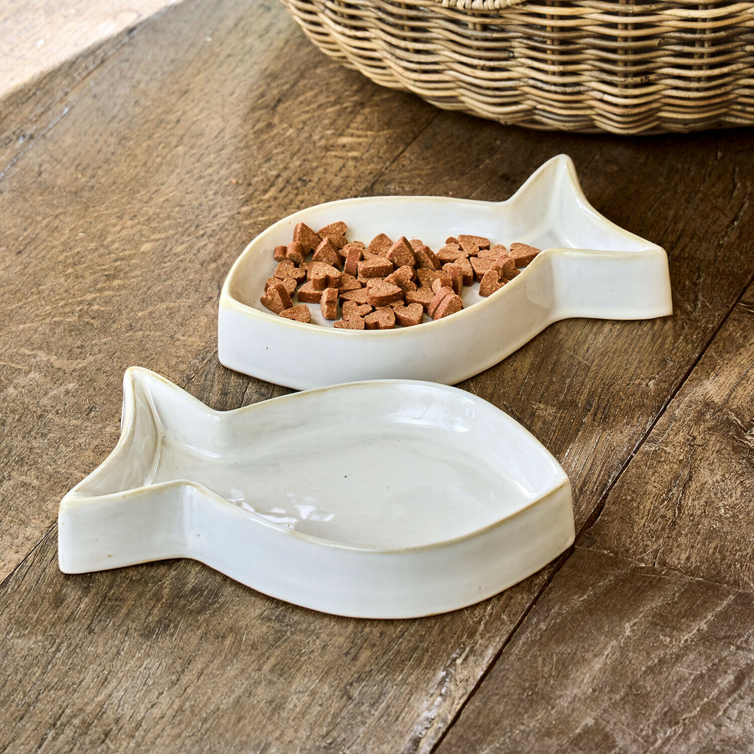 Coppia di ciotole per animali Felluna Ciotole in ceramica bianca a forma di pesce per cibo animali su tavolo in legno