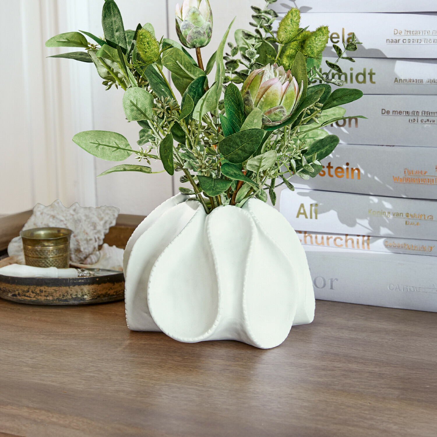 Vaso decorativo Dollon Vaso in ceramica bianca con foglie verdi e fiori decorativi su tavolo in legno