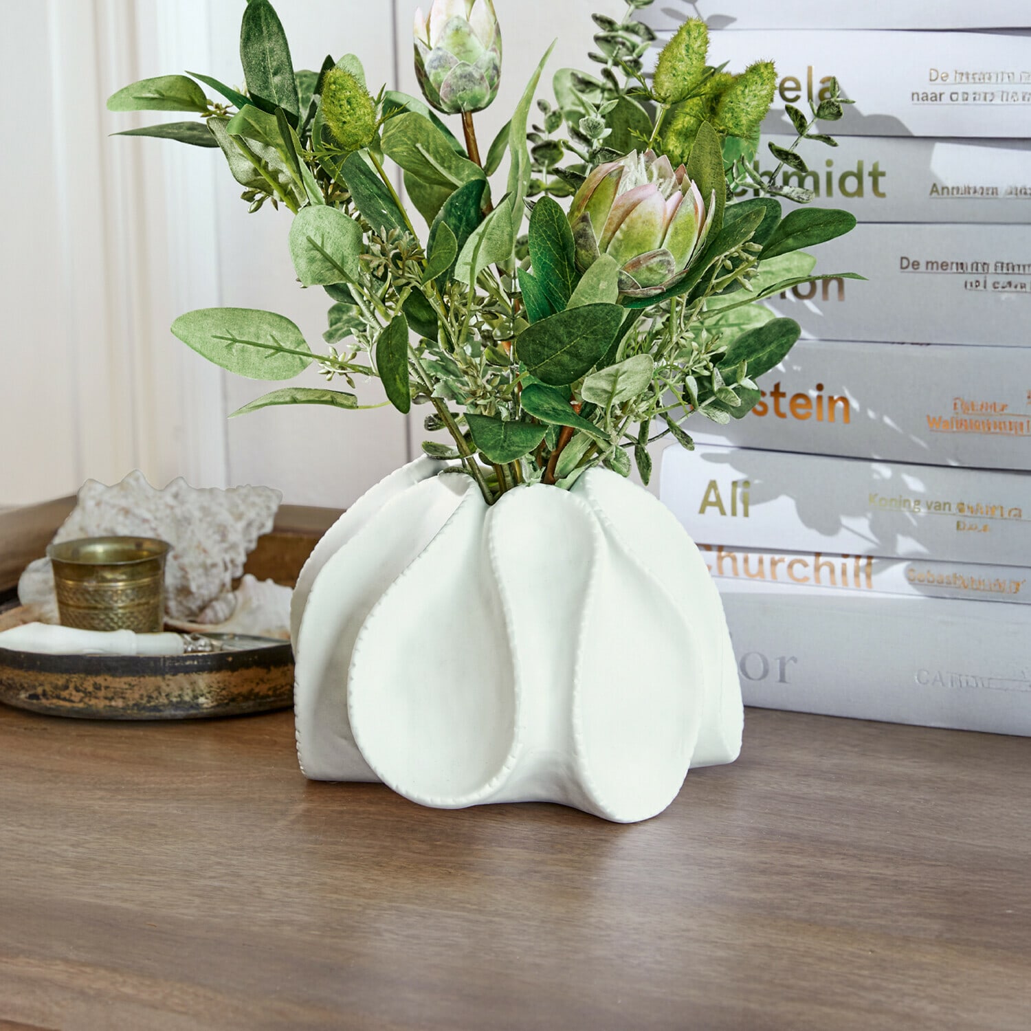 Vaso decorativo Dollon Vaso in ceramica bianca con foglie verdi e fiori decorativi su tavolo in legno