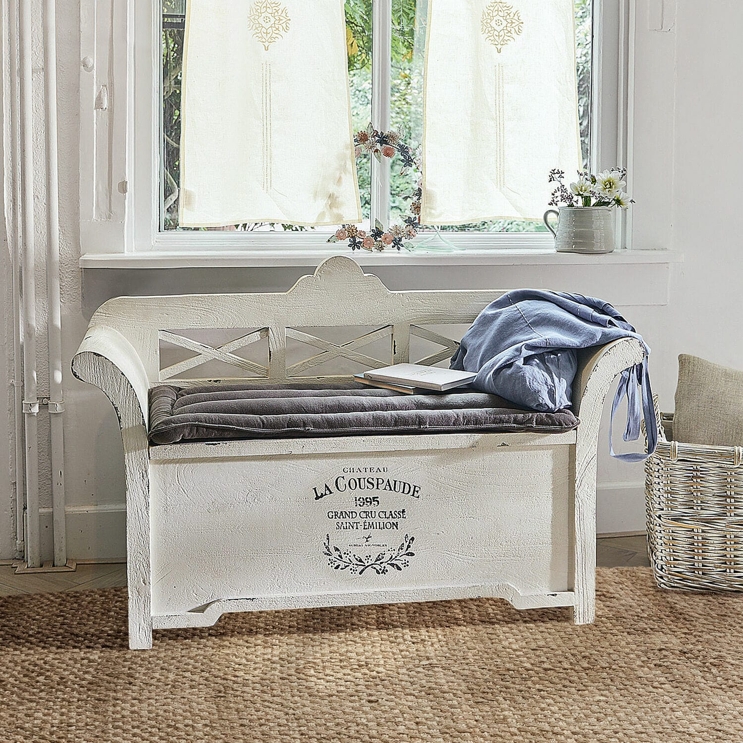 Panca Fioen Panca in legno bianco con cuscino morbido e coperta blu in interno accogliente con tappeto