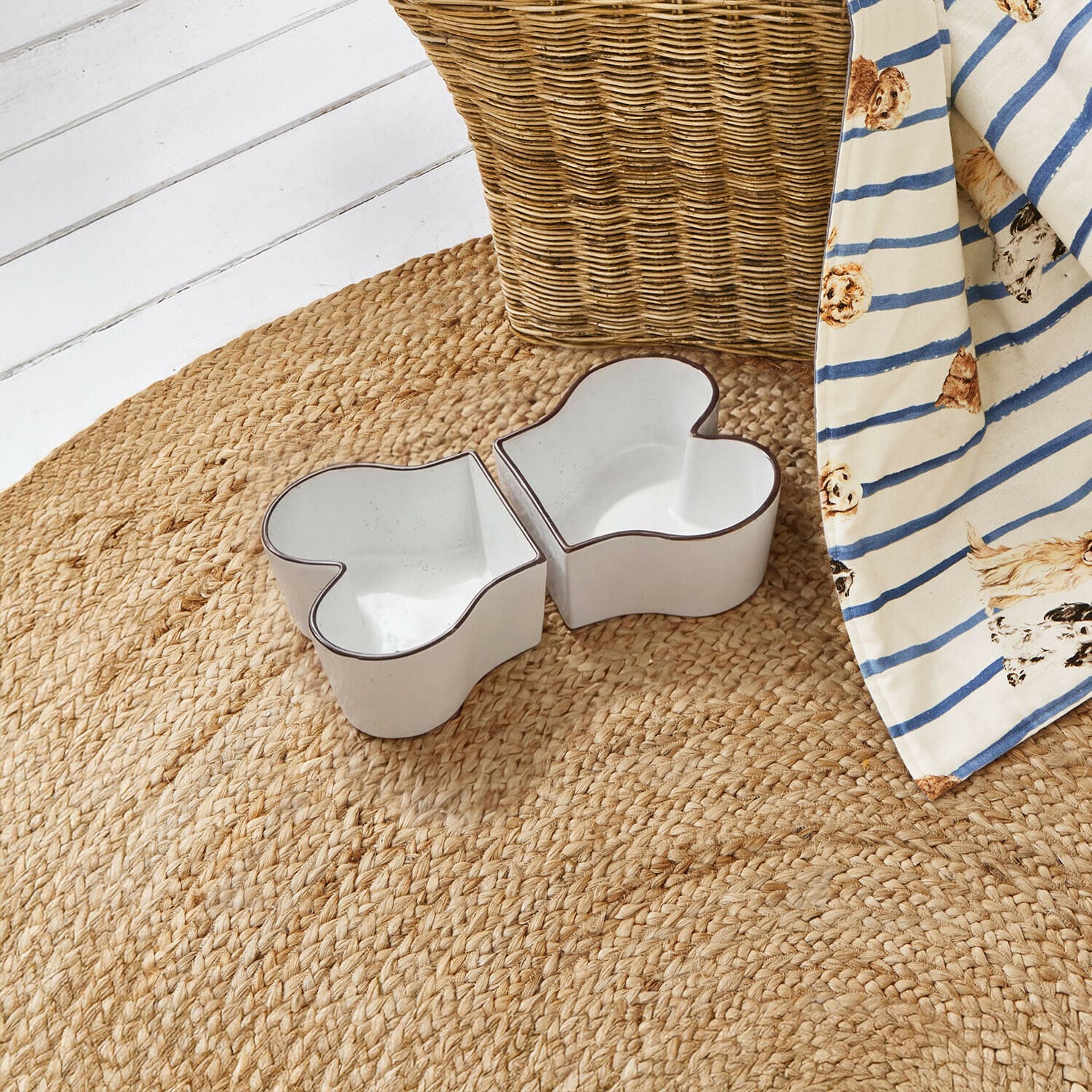 Coppia di ciotole per animali Barkona Due ciotole in ceramica bianca a forma di osso su tappeto intrecciato in fibra naturale, decorazione casa