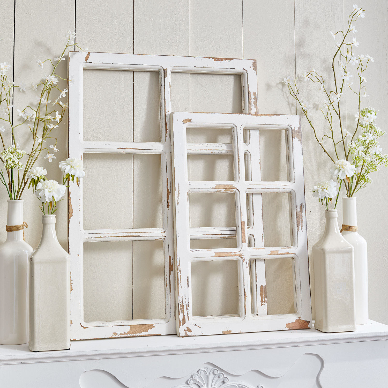 Coppia di finestre decorative Mael Coluim Cornici per finestre in legno bianco in stile vintage con vernice scrostata e decorazioni floreali bianche