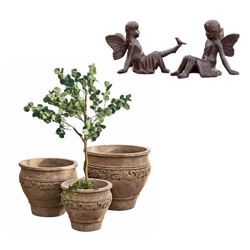 Set di tre vasi in ceramica marrone con pianta e due figure di fate in metallo marrone