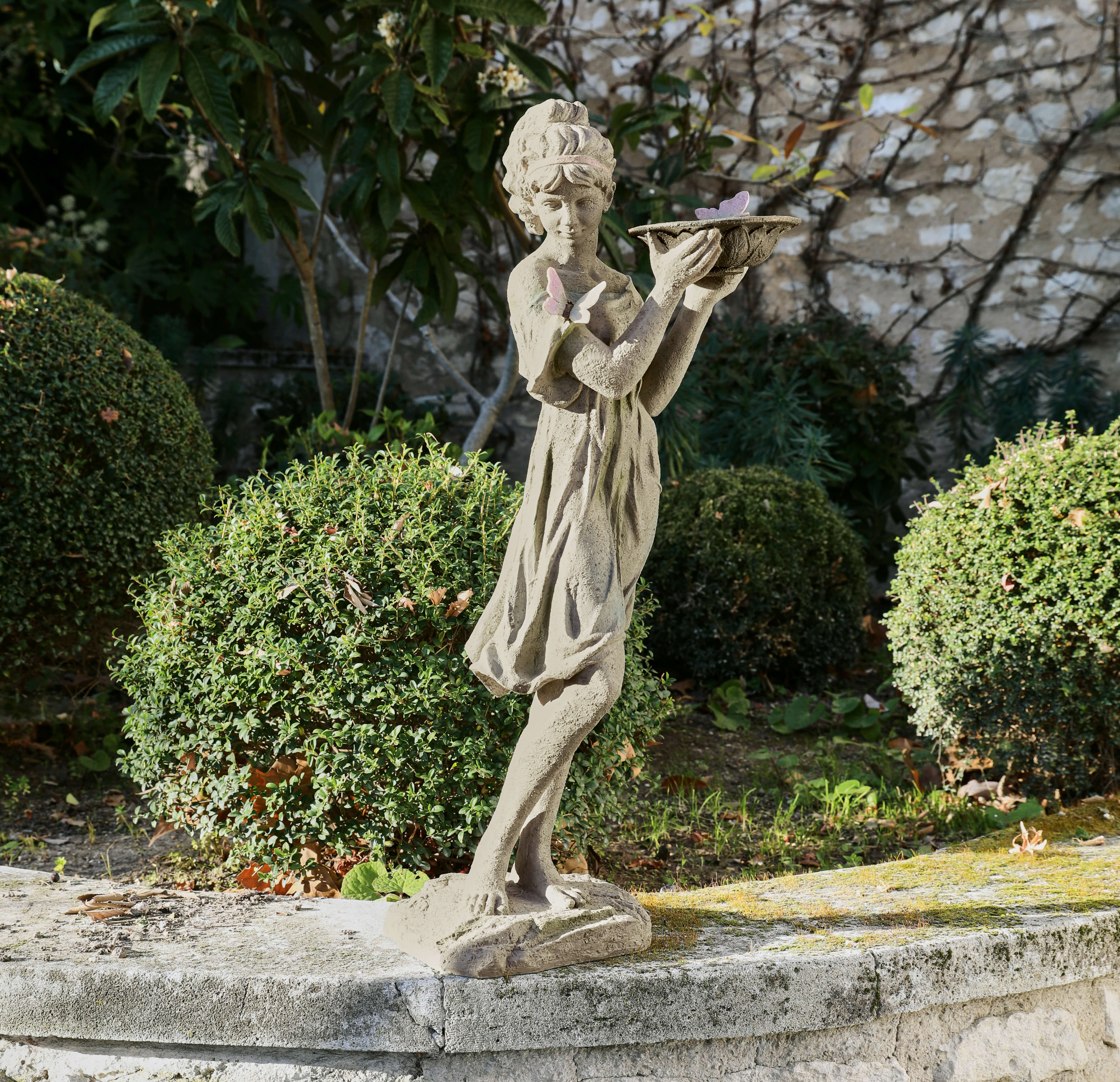 Statua da giardino in cemento raffigurante una bambina con farfalle, decorazione esterna in giardino verde