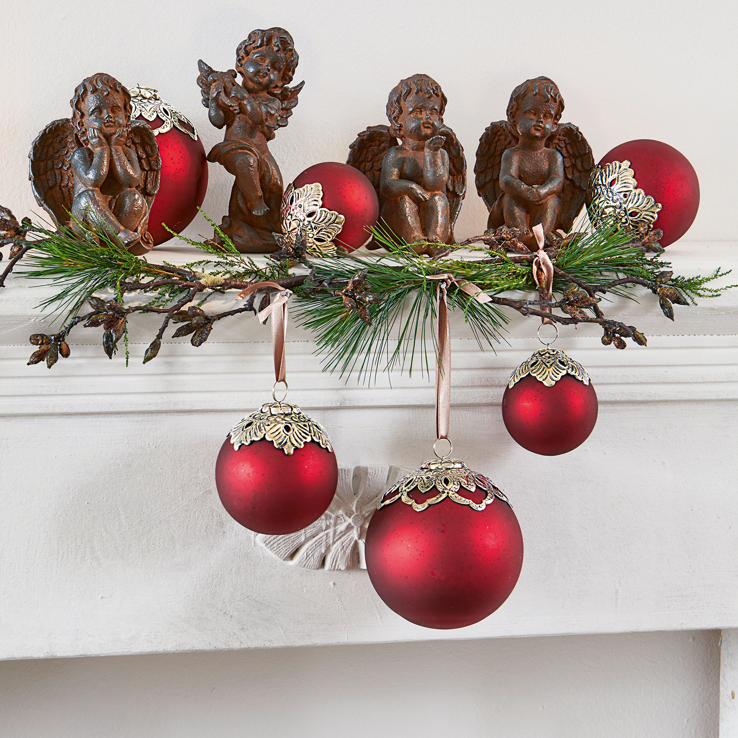 Set di 6 decorazioni natalizie Valyn Decorazione natalizia con palline rosse e angeli marroni su camino bianco