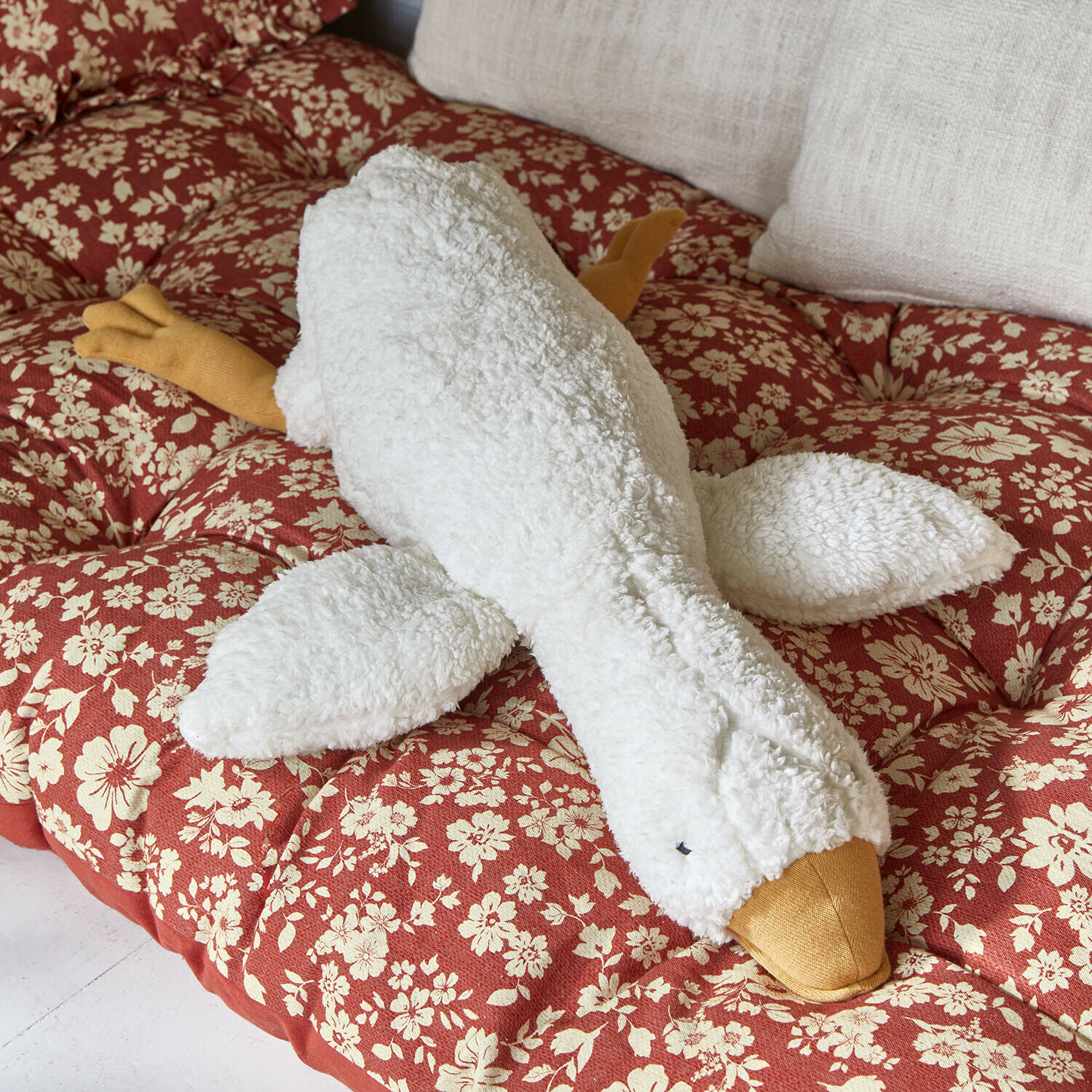 Peluche Tillyboo Peluche morbido a forma di oca bianca e gialla su cuscino rosso con motivo floreale