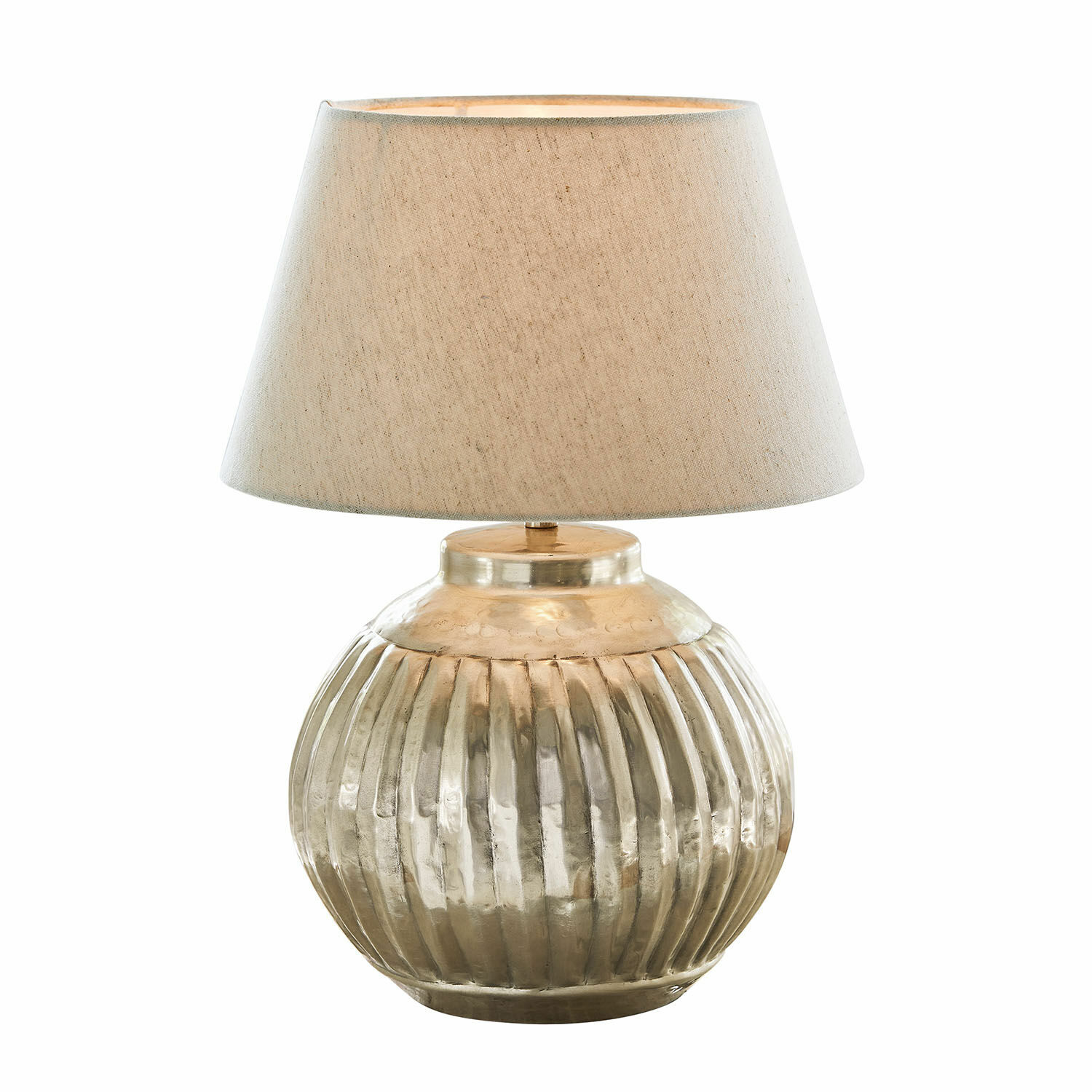 Lampada da tavolo Lillemor Lampada da tavolo con base in metallo dorato scanalata e paralume beige per interni