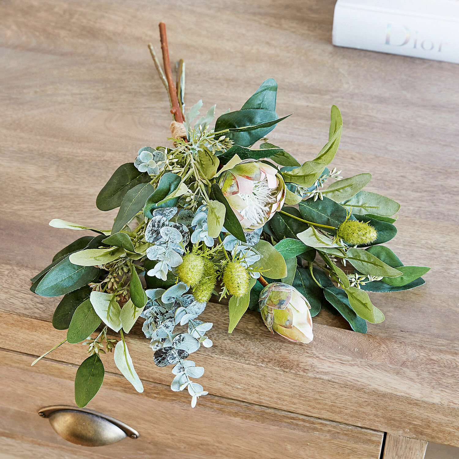 Mazzo di fiori decorativo Chatou Mazzo di foglie e fiori artificiali verdi su piano in legno per decorazione d'interni