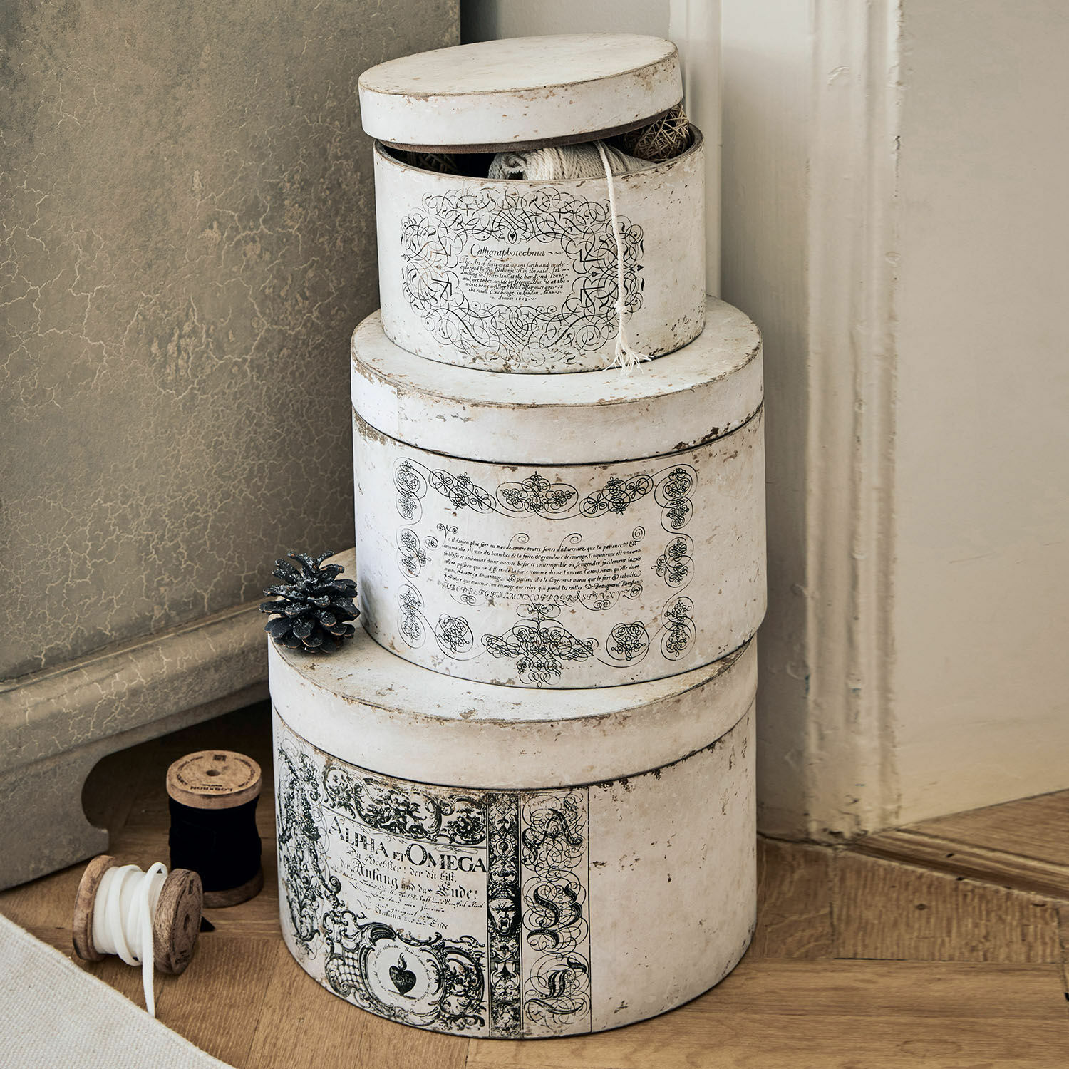 Set di 3 scatole Willma Set di tre scatole decorative rotonde bianche in stile vintage con motivi neri eleganti