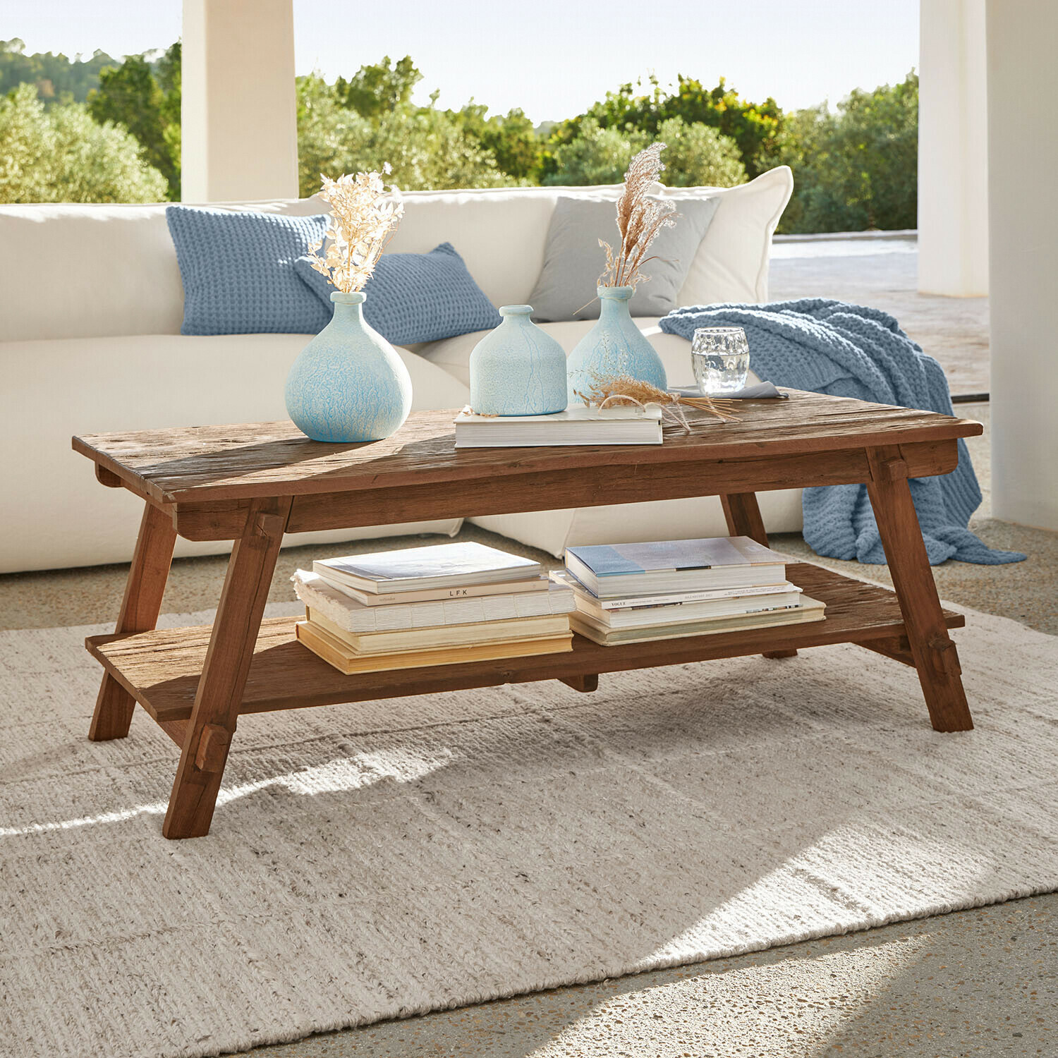 Tavolino da salotto Brévonne Tavolino in legno di mango colore naturale con ripiano, decorato con vasi azzurri e libri