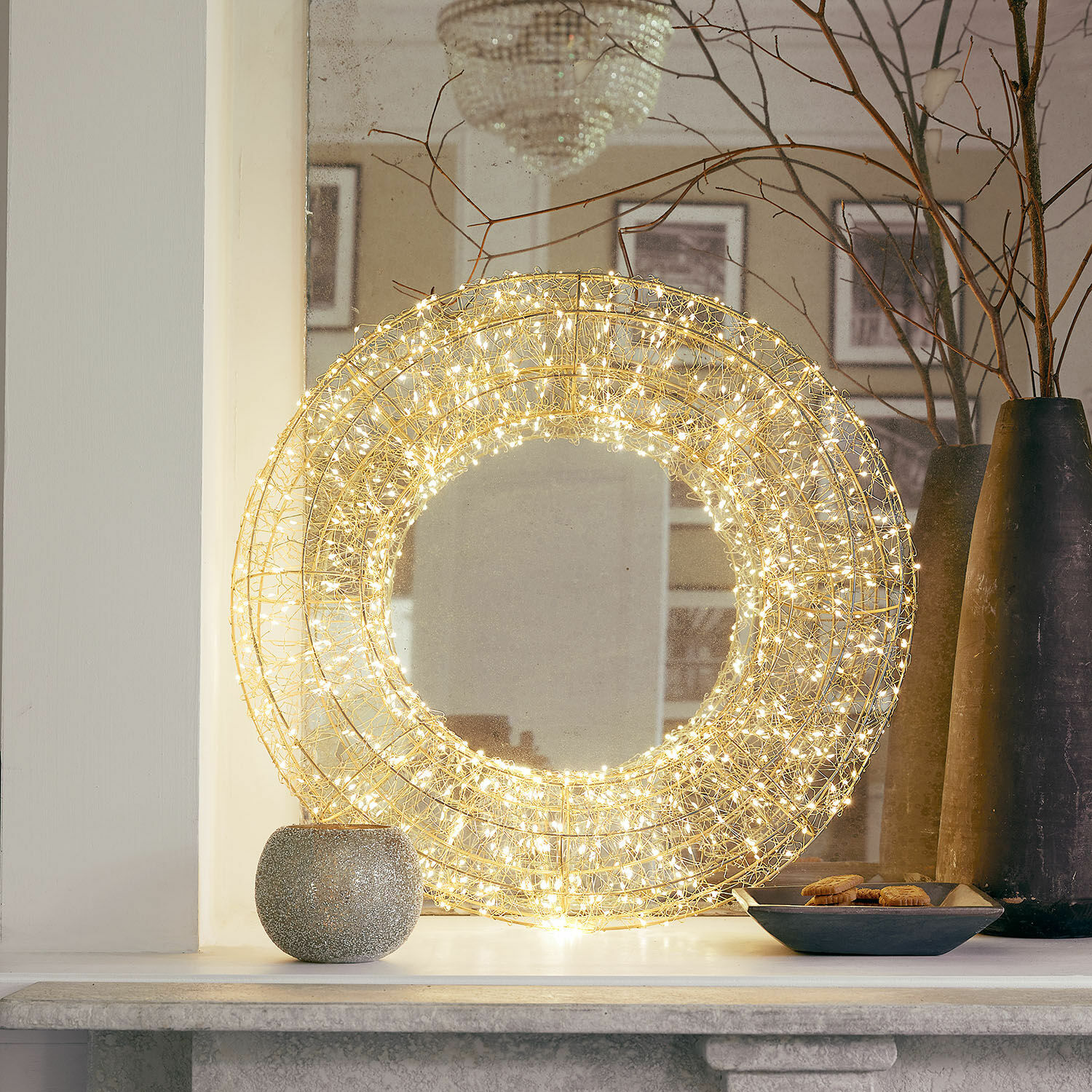 Ghirlanda con luci a LED Veralisse Decorazione rotonda in filo dorato con luci LED calde posata sul camino