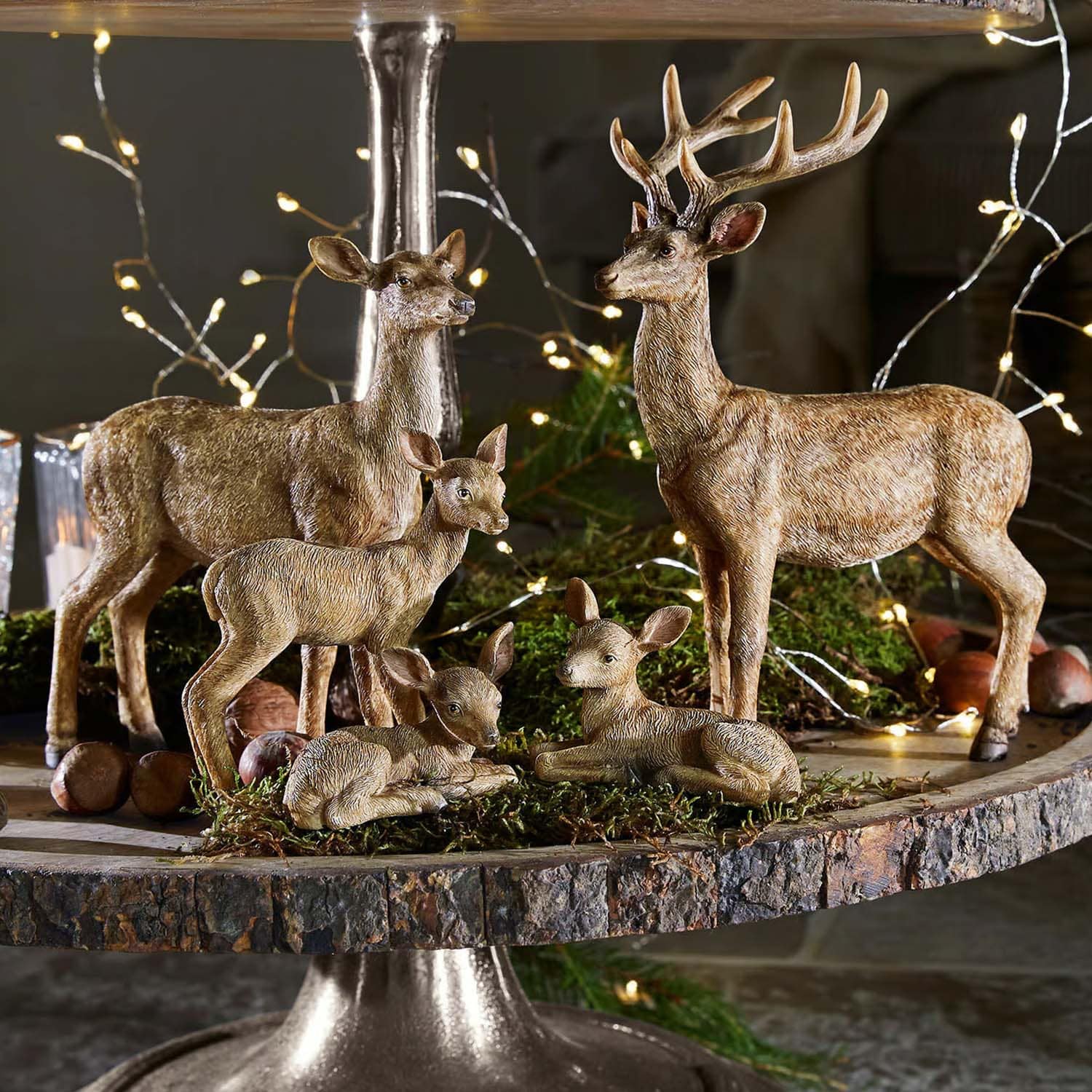 Set di figure decorative di cervi in resina marrone naturale su base in legno rustico per interni