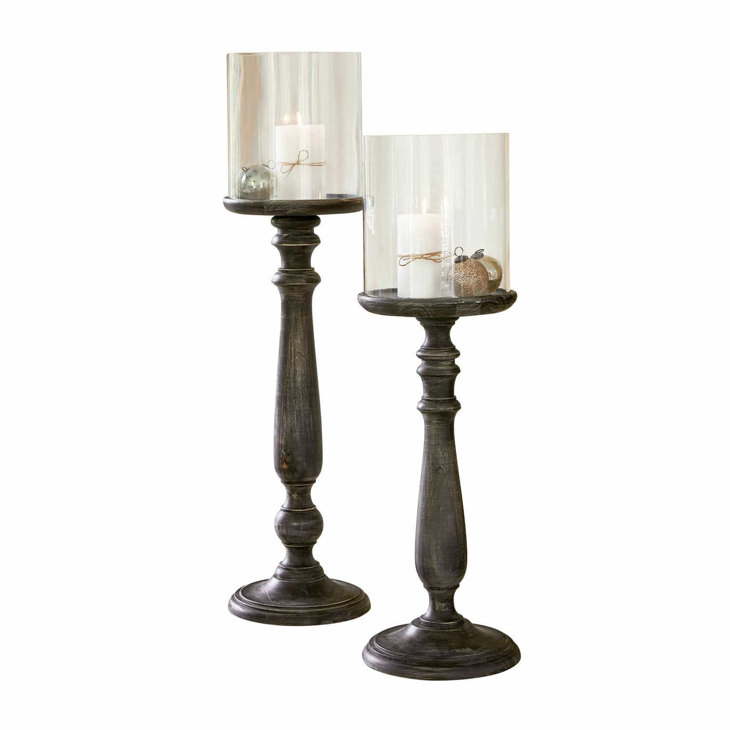 Coppia di candelieri Reville Due alti portacandele in legno scuro con coperture in vetro trasparente e candele bianche