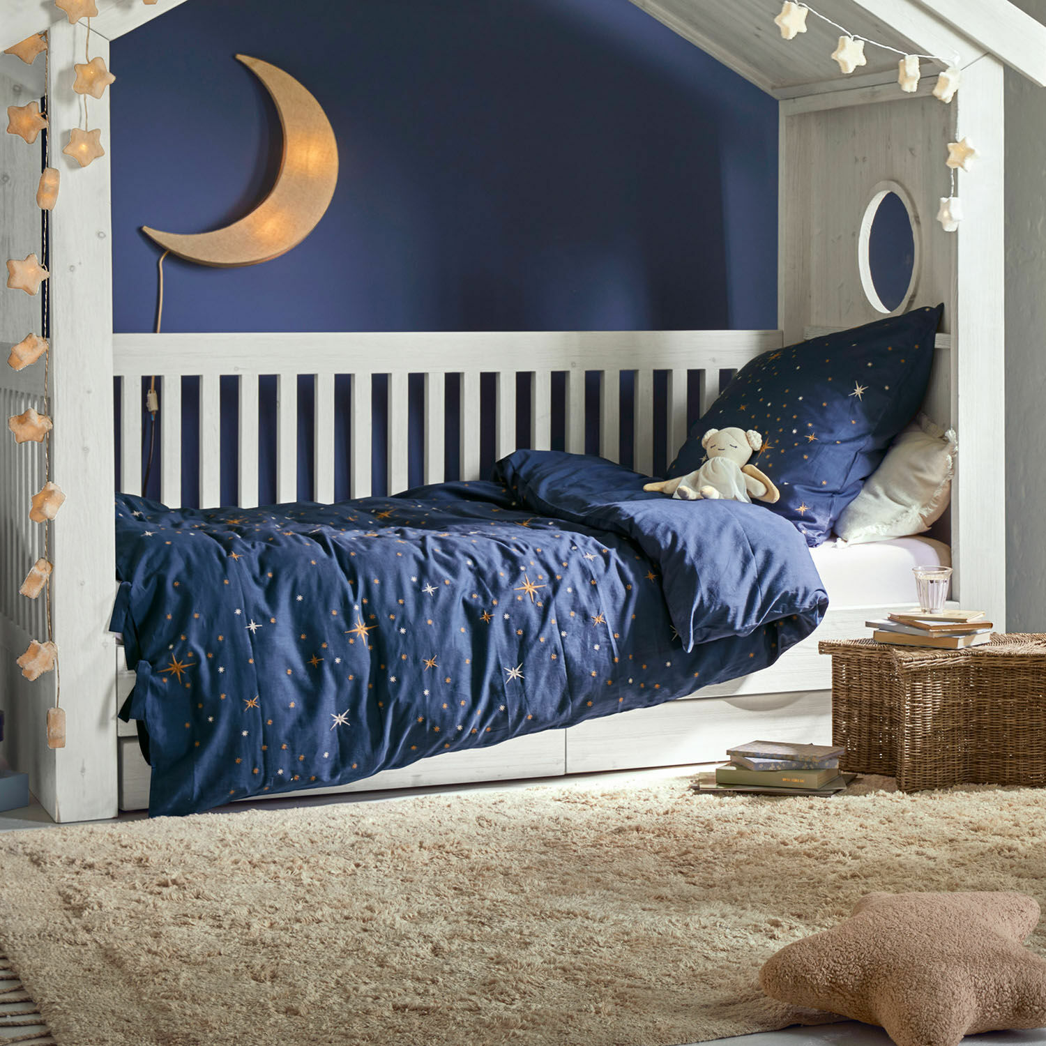 Biancheria da letto Starwhisper Letto per bambini in legno bianco con biancheria blu notte stellata e lampada a forma di luna