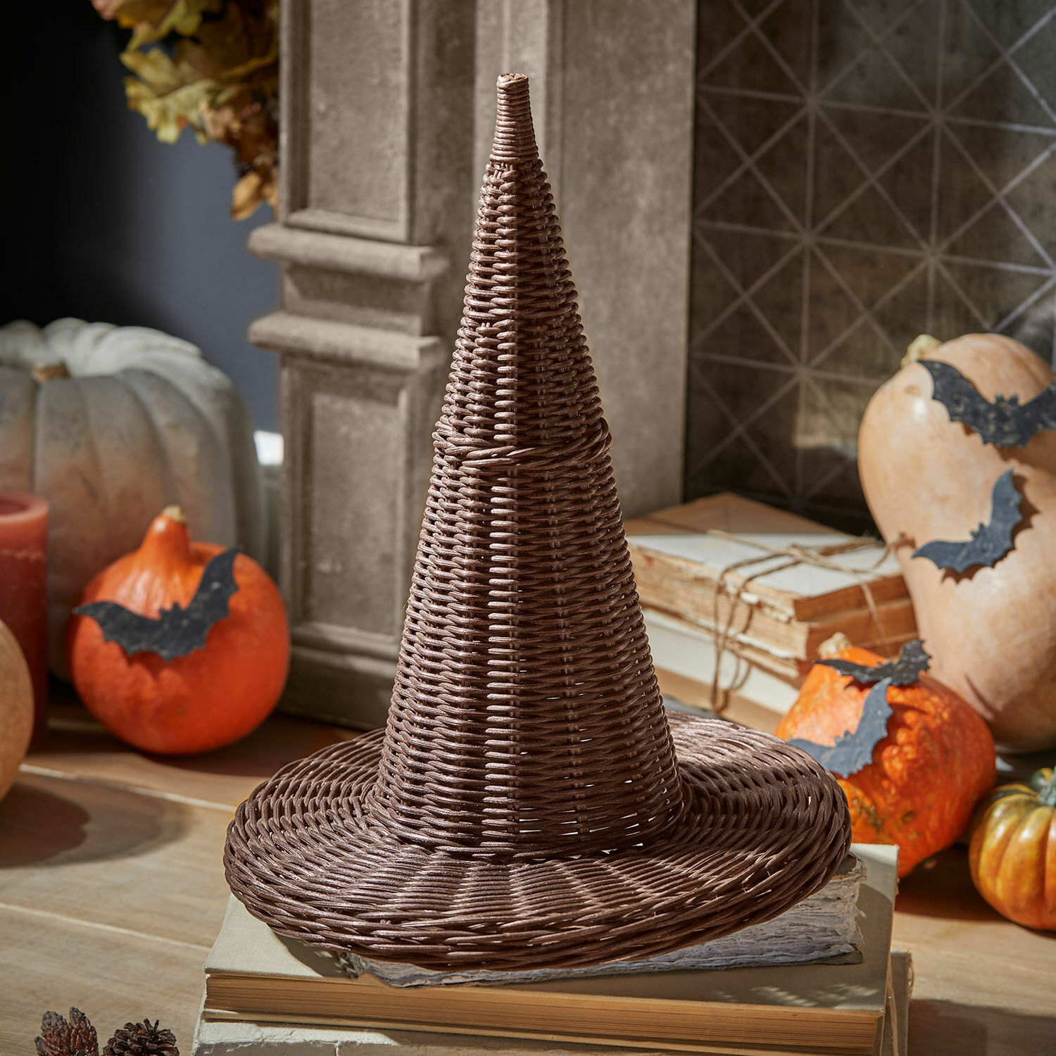 Cappello decorativo Halimad Cappello conico marrone in vimini su libri, decorazione autunnale con zucche e pipistrelli