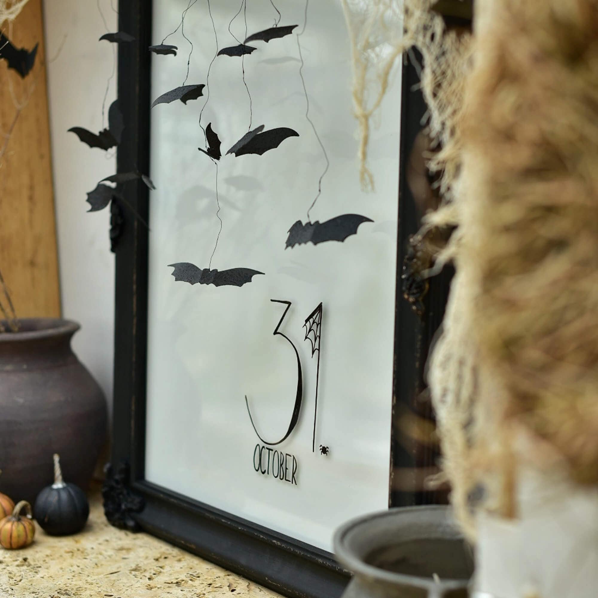 Decorazione di Halloween con pipistrelli di carta neri e scritta 31 ottobre incorniciata