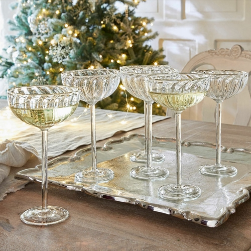 Set di sei calici da champagne in vetro trasparente su vassoio argentato, decorazione festiva