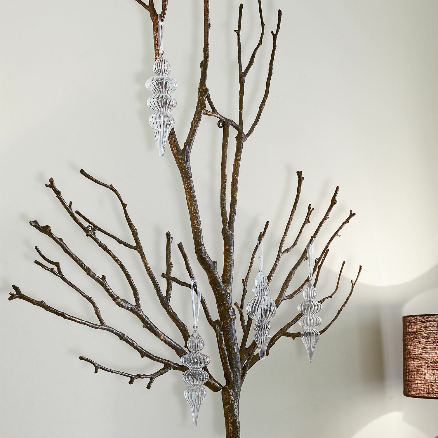 Set di 4 decorazioni natalizie Diorise Decorazioni trasparenti appese a rami scuri su sfondo chiaro, decorazione per interni