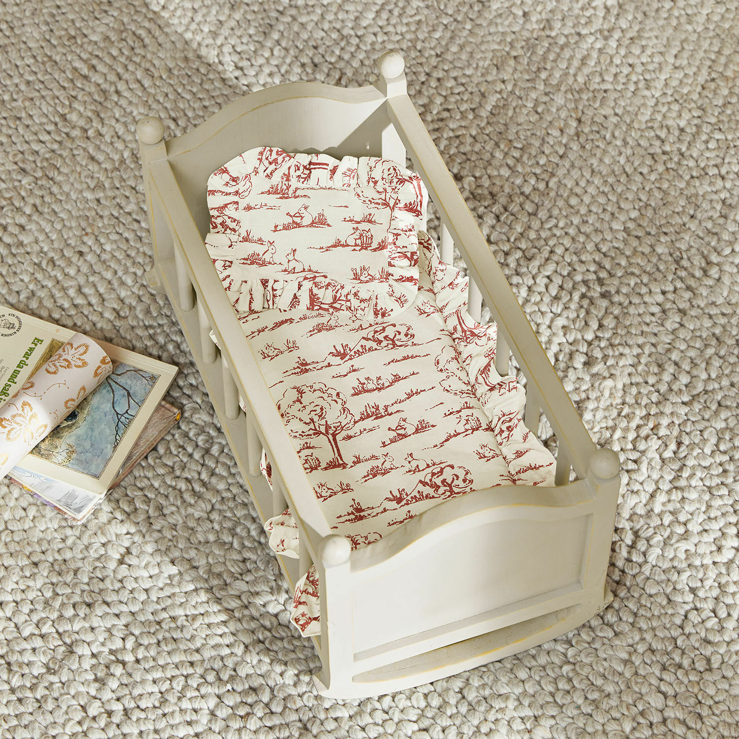 Biancheria da letto per bambole Fleurine Culla a dondolo in legno bianco per bambole con materasso e copertura rossa su tappeto beige