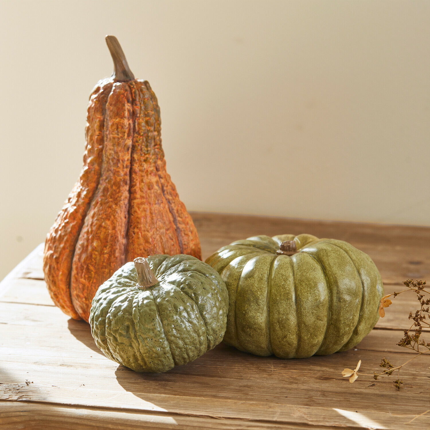 Set di 3 zucche decorative Raliven Zucca decorativa verde e arancione su tavolo in legno, decorazione autunnale