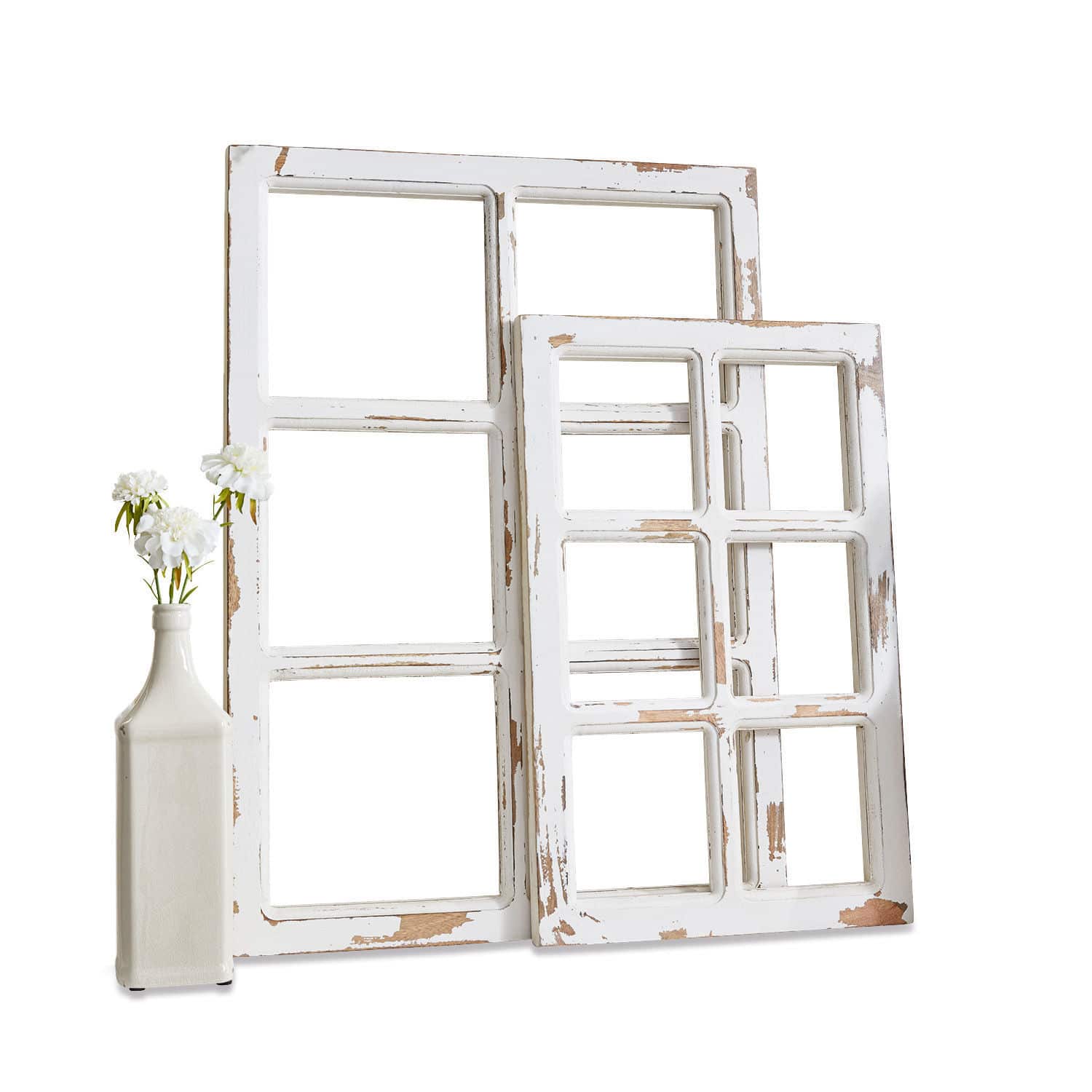 Coppia di finestre decorative Mael Coluim Cornici per finestre in legno bianco invecchiato con vaso e fiori bianchi per decorazione rustica