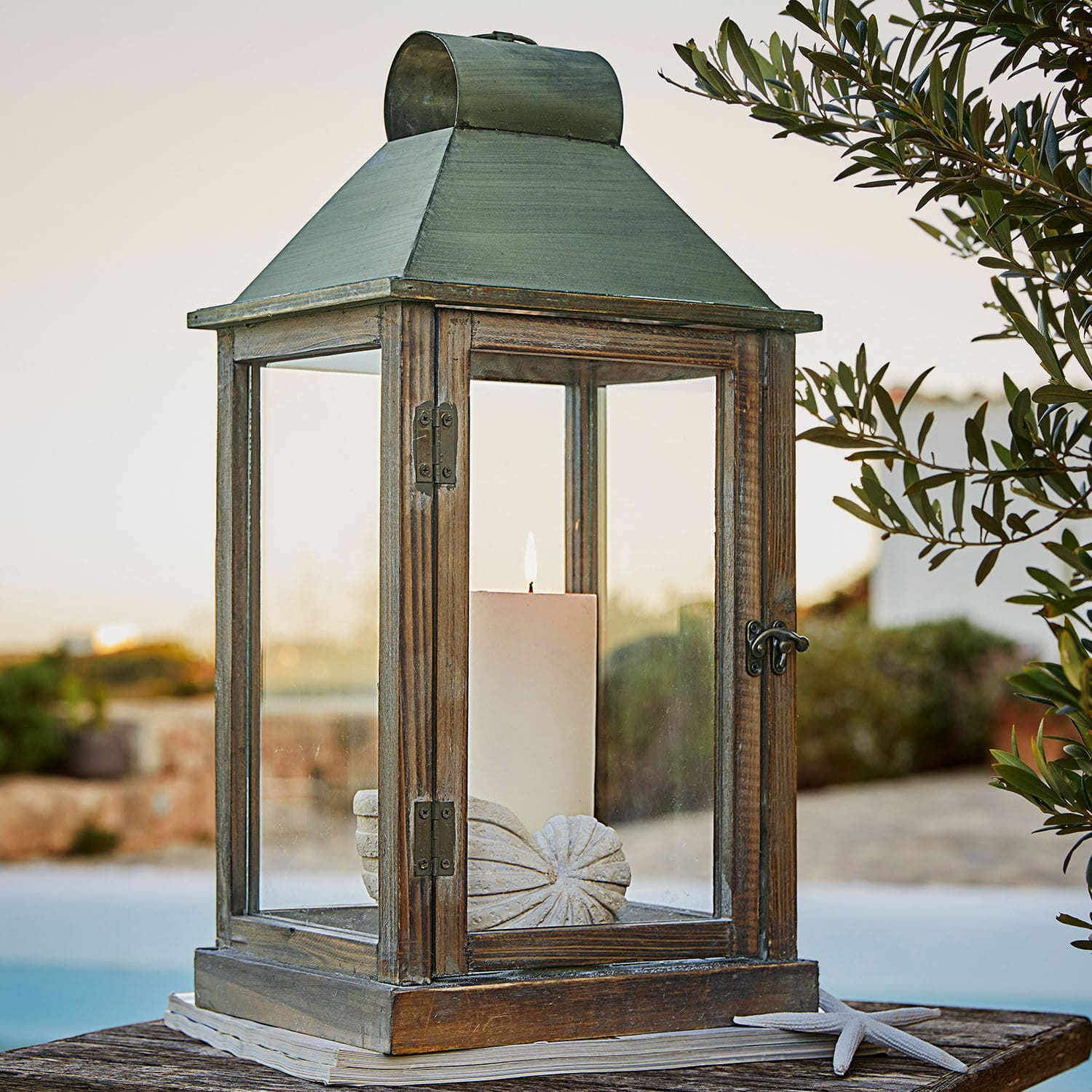 Lanterna Corte Lanterna in legno con tetto in metallo verde e candela bianca, decorazione da giardino per terrazza