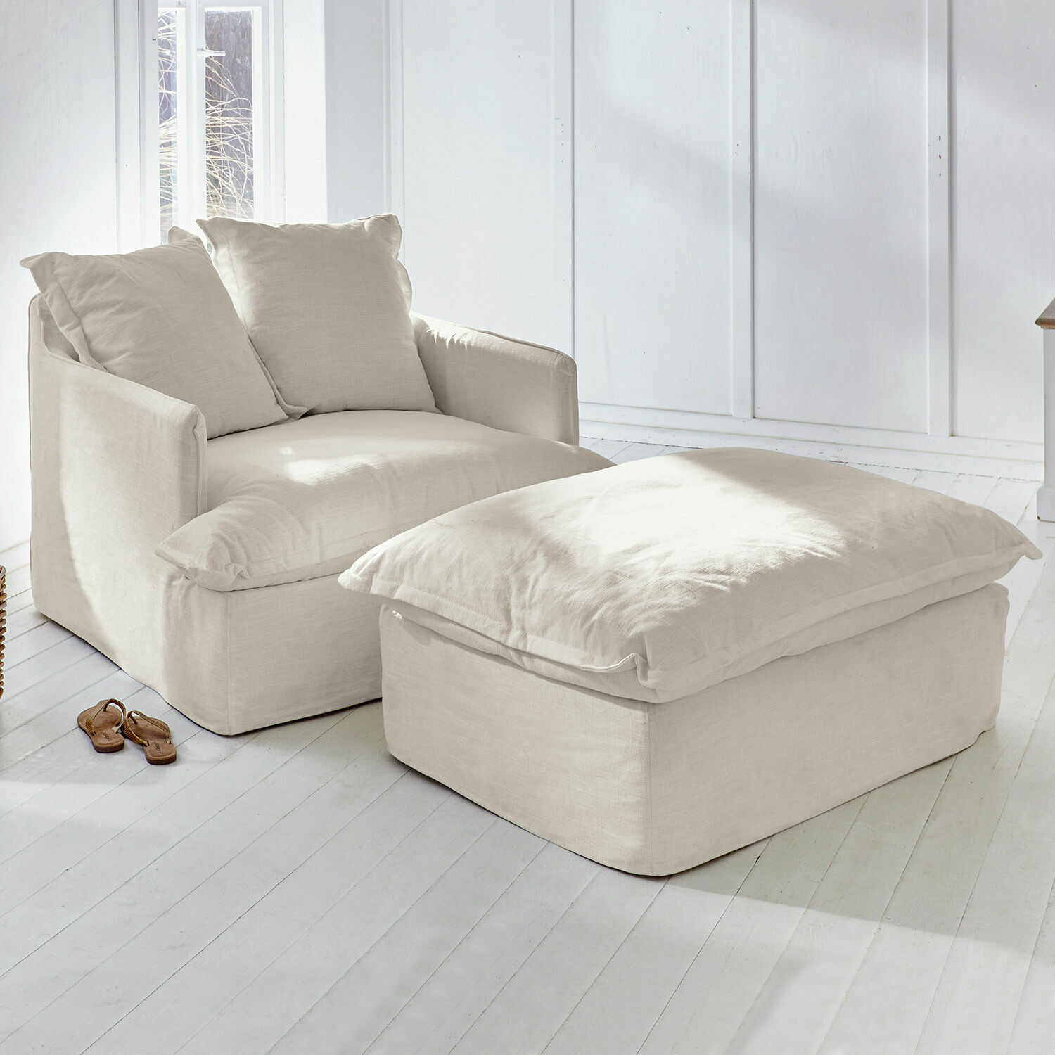 Poltrona con poggiapiedi Avignon Poltrona e poggiapiedi beige in tessuto in ambiente luminoso e naturale per il relax