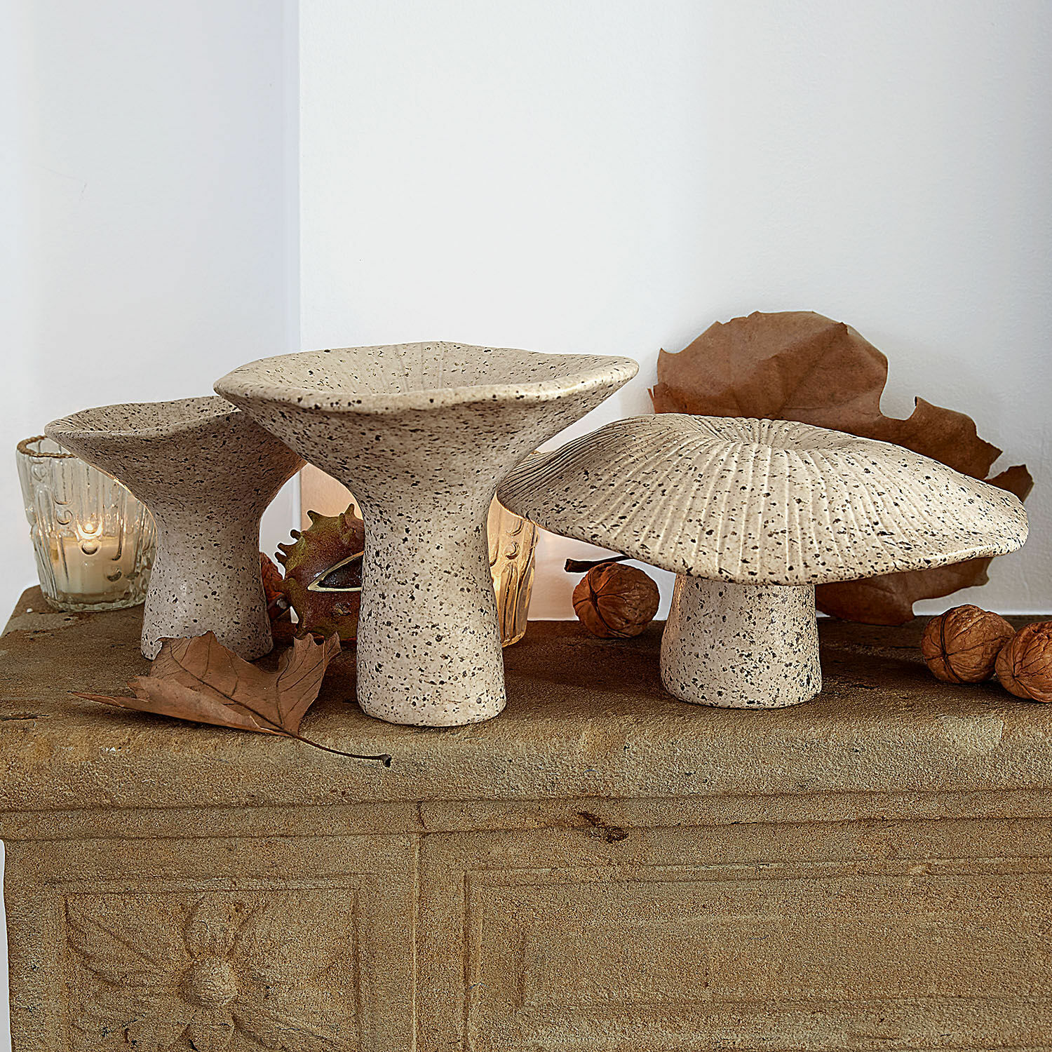 Set di 3 funghi decorativi Safoura Funghi decorativi in ceramica beige su piano in pietra, decorazione autunnale per interni