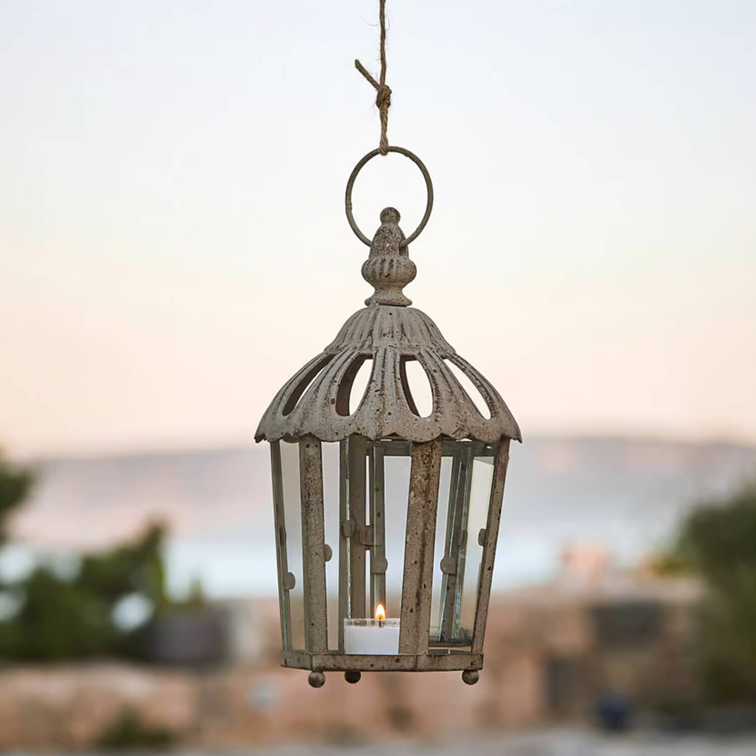 Lanterna sospesa in metallo bianco invecchiato con vetro, stile vintage, per candela decorativa