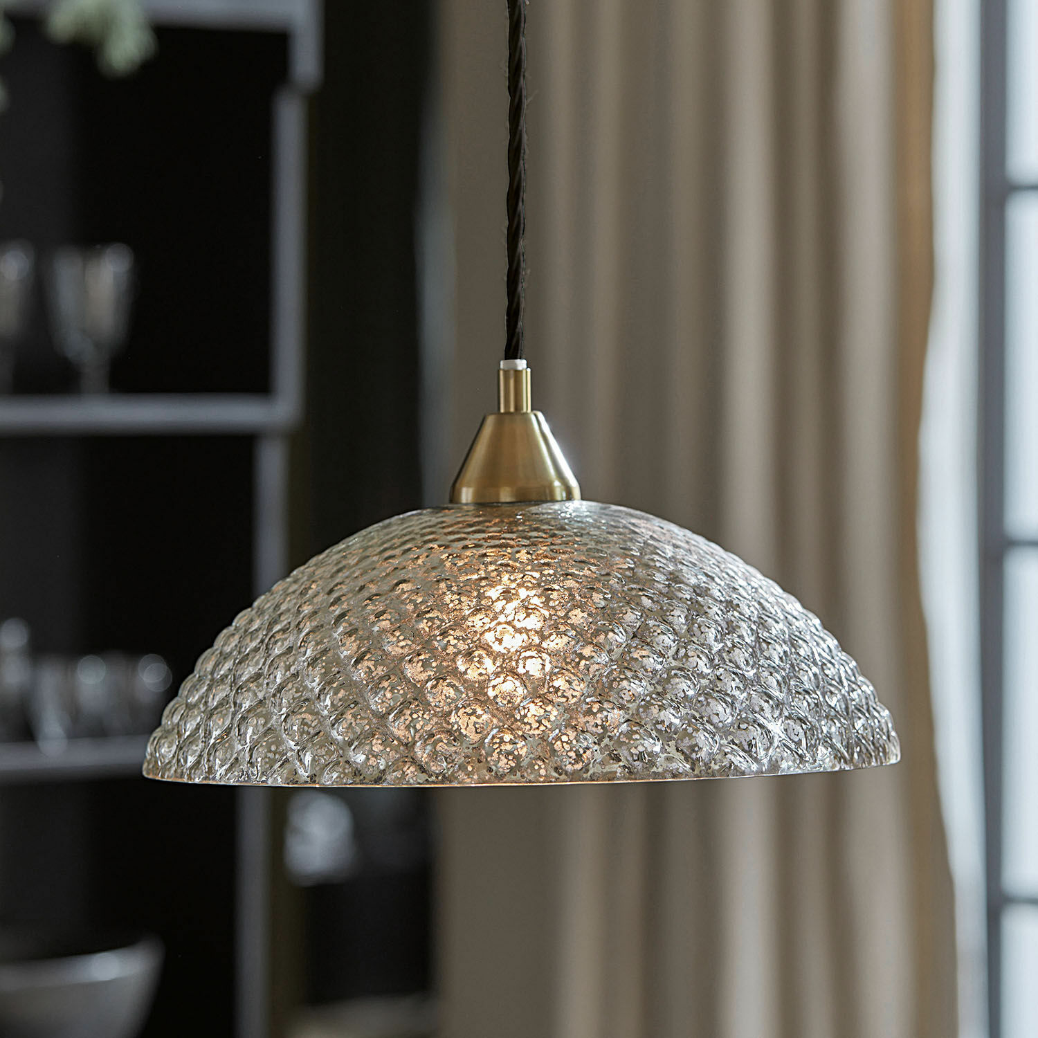 Lampada a sospensione Lawndale Lampada a sospensione in vetro strutturato con supporto in ottone per interni moderni