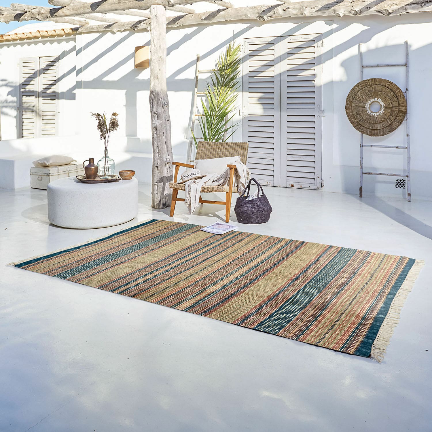 Tappeto per interni ed esterni Atlanta Tappeto a righe in materiale naturale beige e verde su terrazza luminosa e chiara