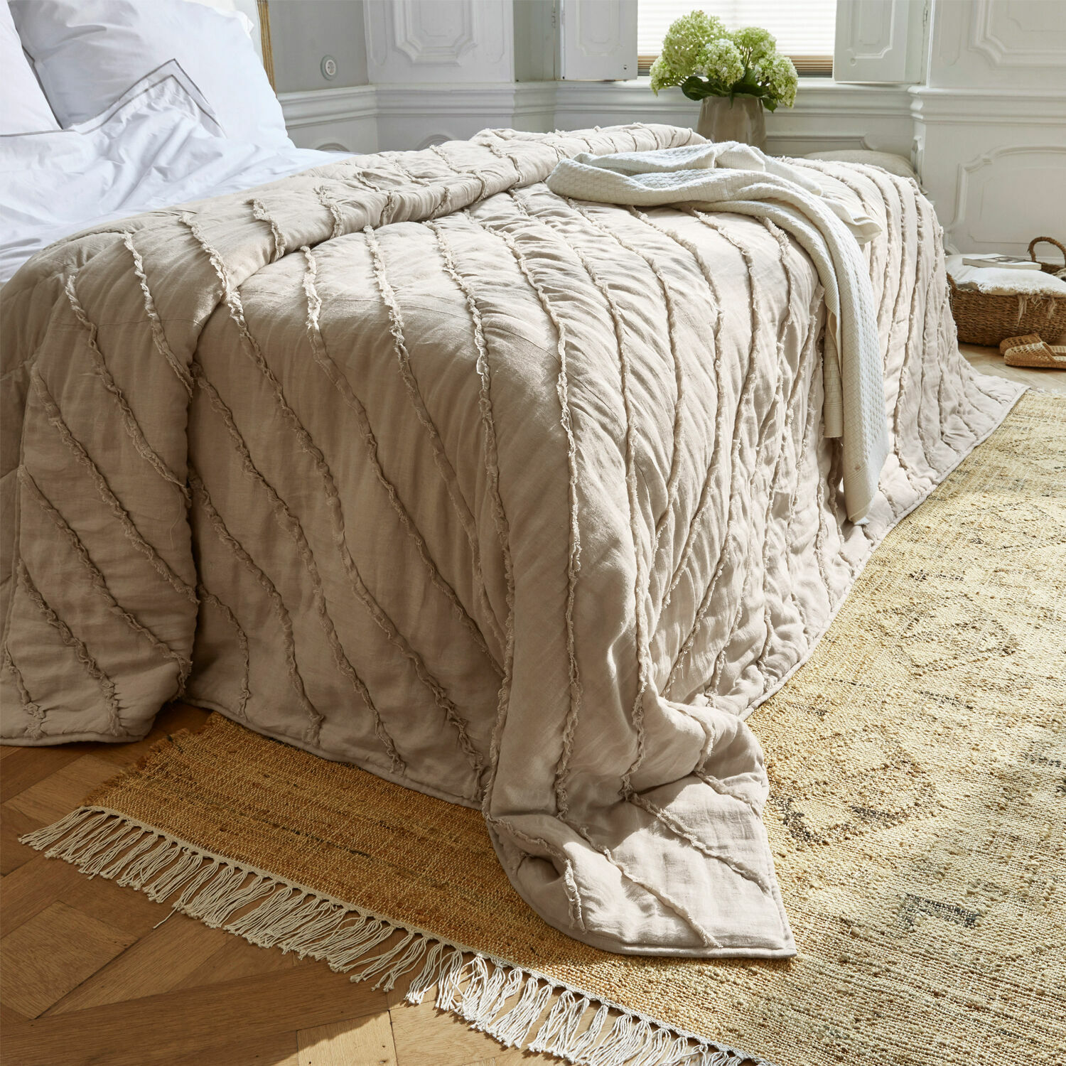 Trapunta Eynden Coperta beige in cotone con cuciture strutturate, elegante decorazione per la camera da letto