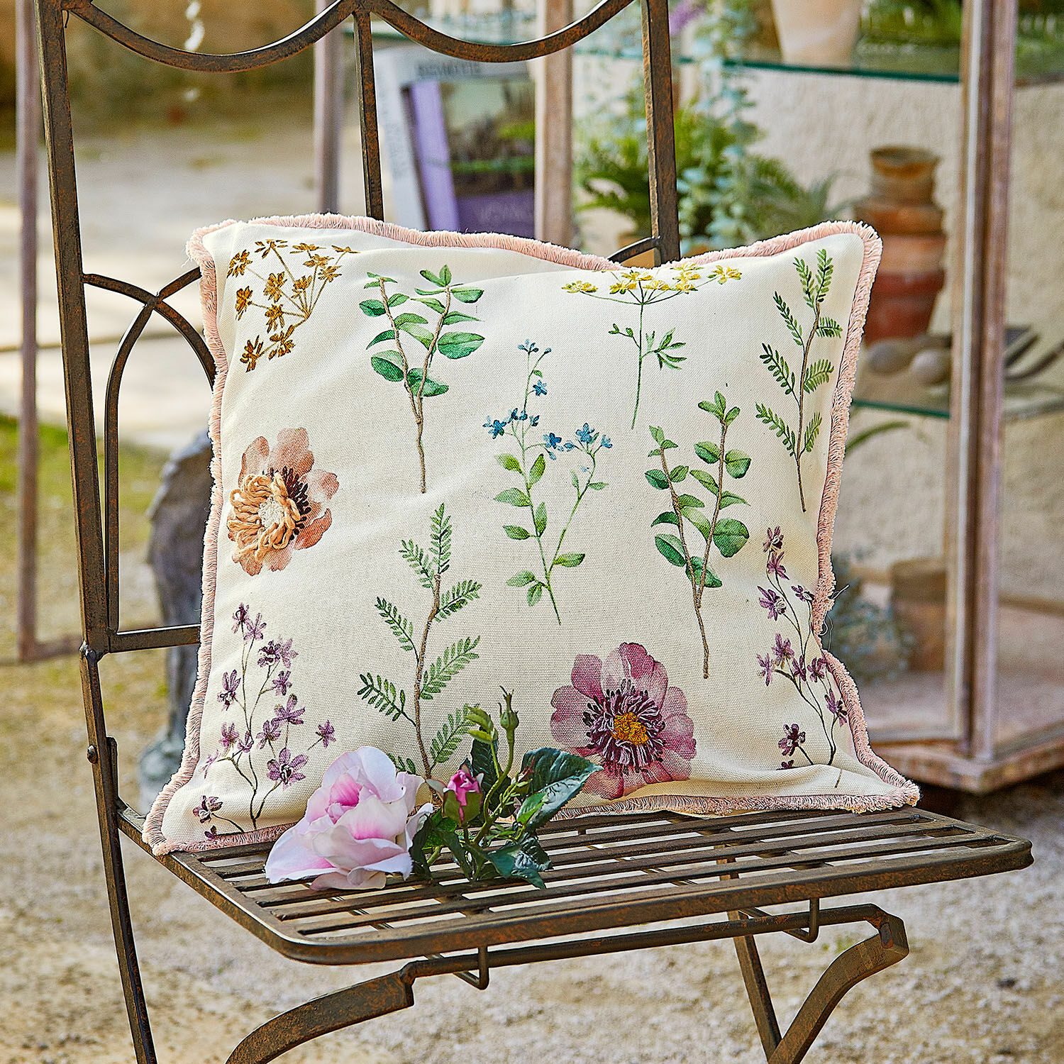 Copricuscino Fahzoura Cuscino decorativo in cotone crema con stampa botanica e bordo rosa per mobili da giardino