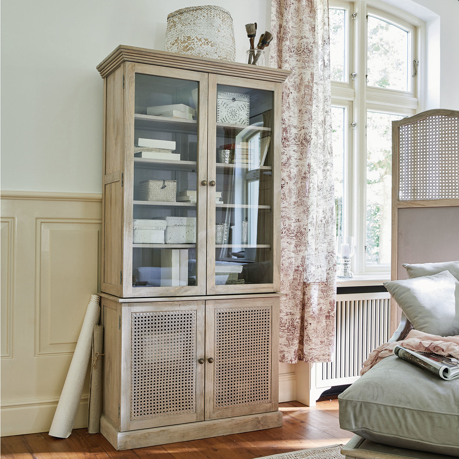 Credenza con vetrinetta Dronne Vetrina in legno chiaro con ante in vetro e intreccio per un soggiorno luminoso ed elegante