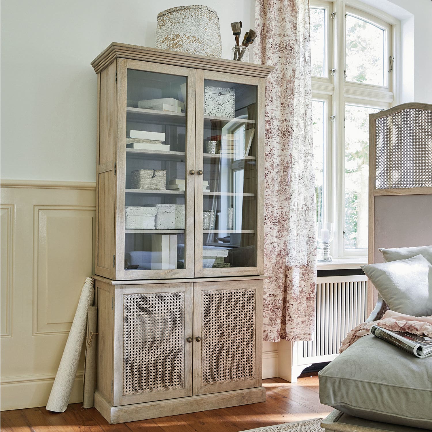 Credenza con vetrinetta Dronne Vetrina in legno chiaro con ante in vetro e intreccio per un soggiorno luminoso ed elegante