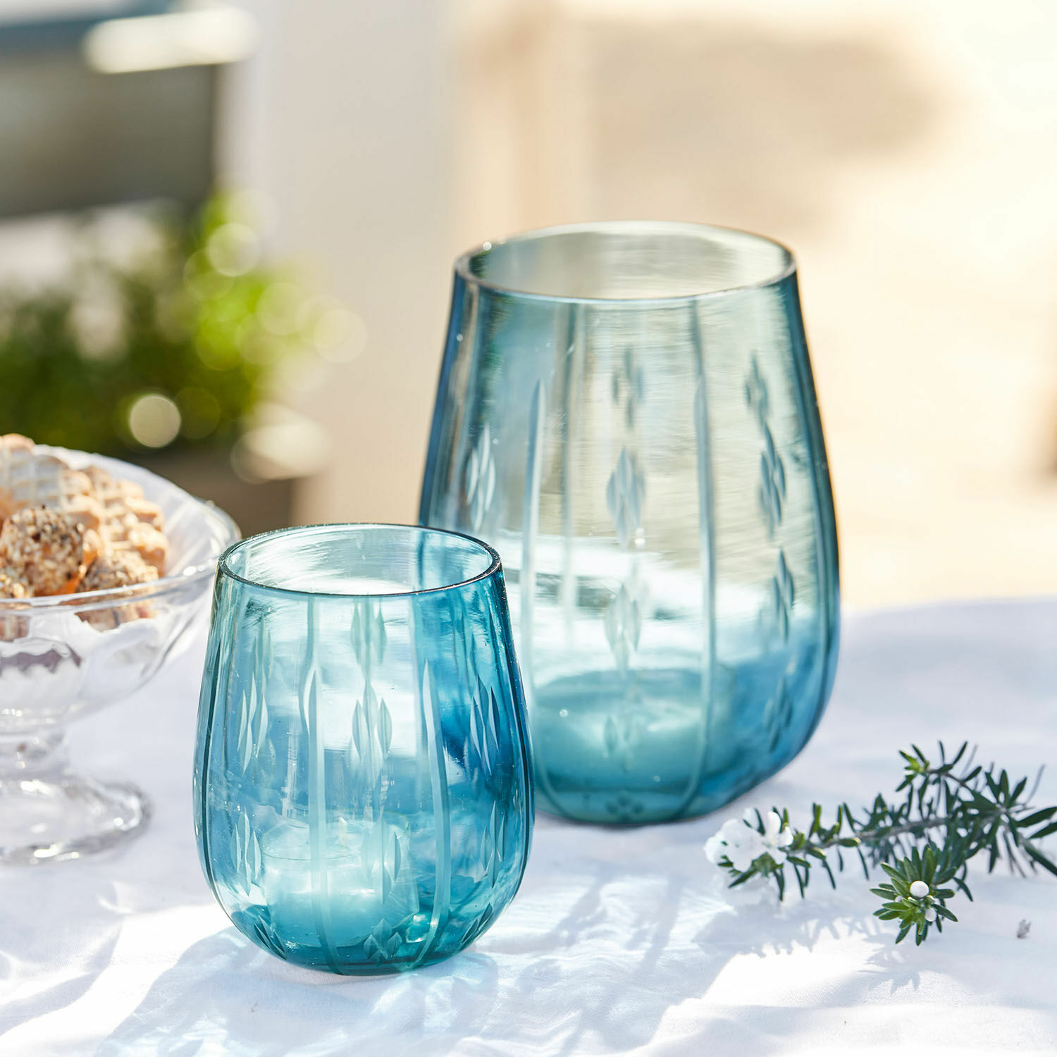 Coppia di portacandele Danisar Due lanterne in vetro blu con motivo inciso su sfondo bianco, decorazione da tavolo