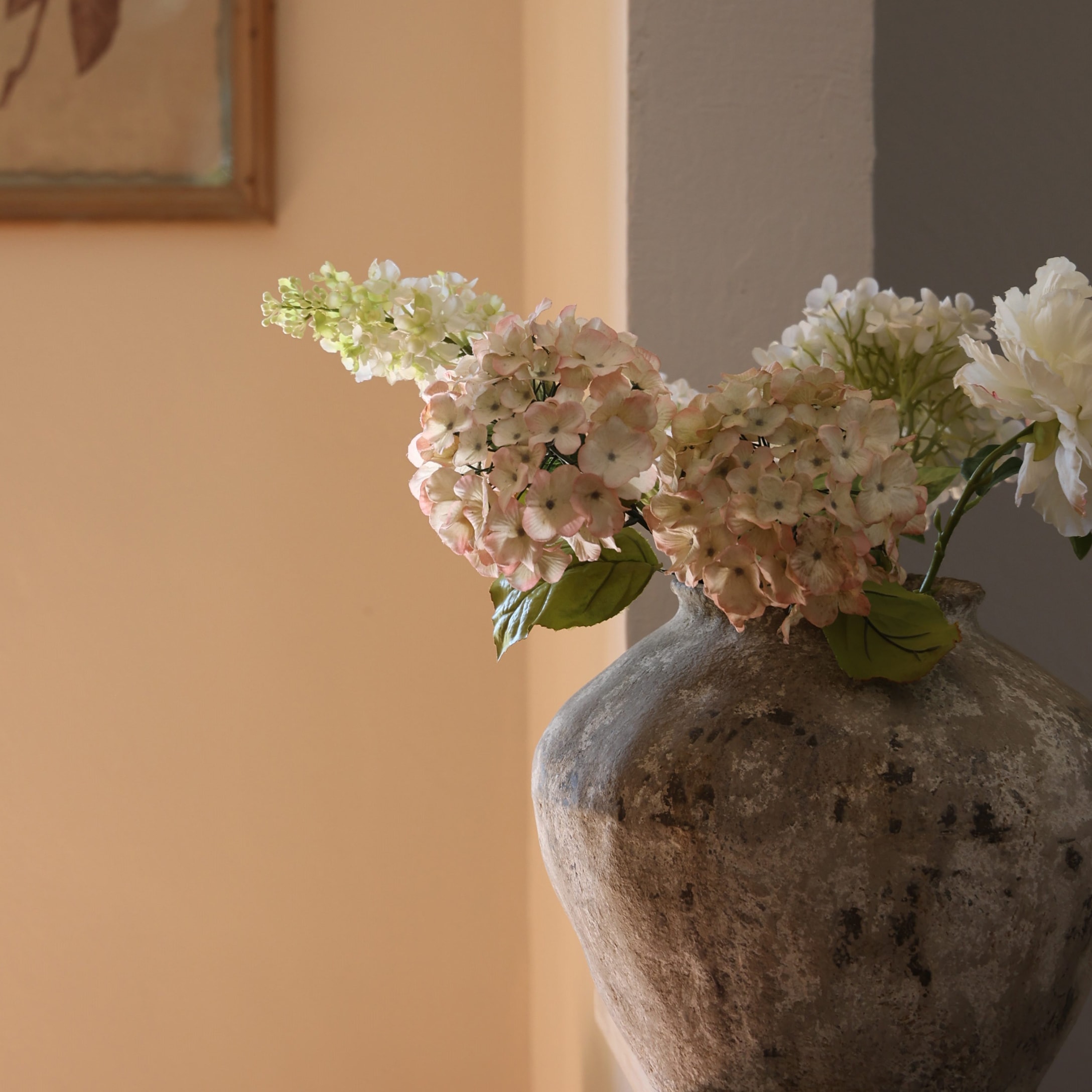 Grande vaso in ceramica grigia con fiori delicati in tonalità pastello per decorazione d'interni