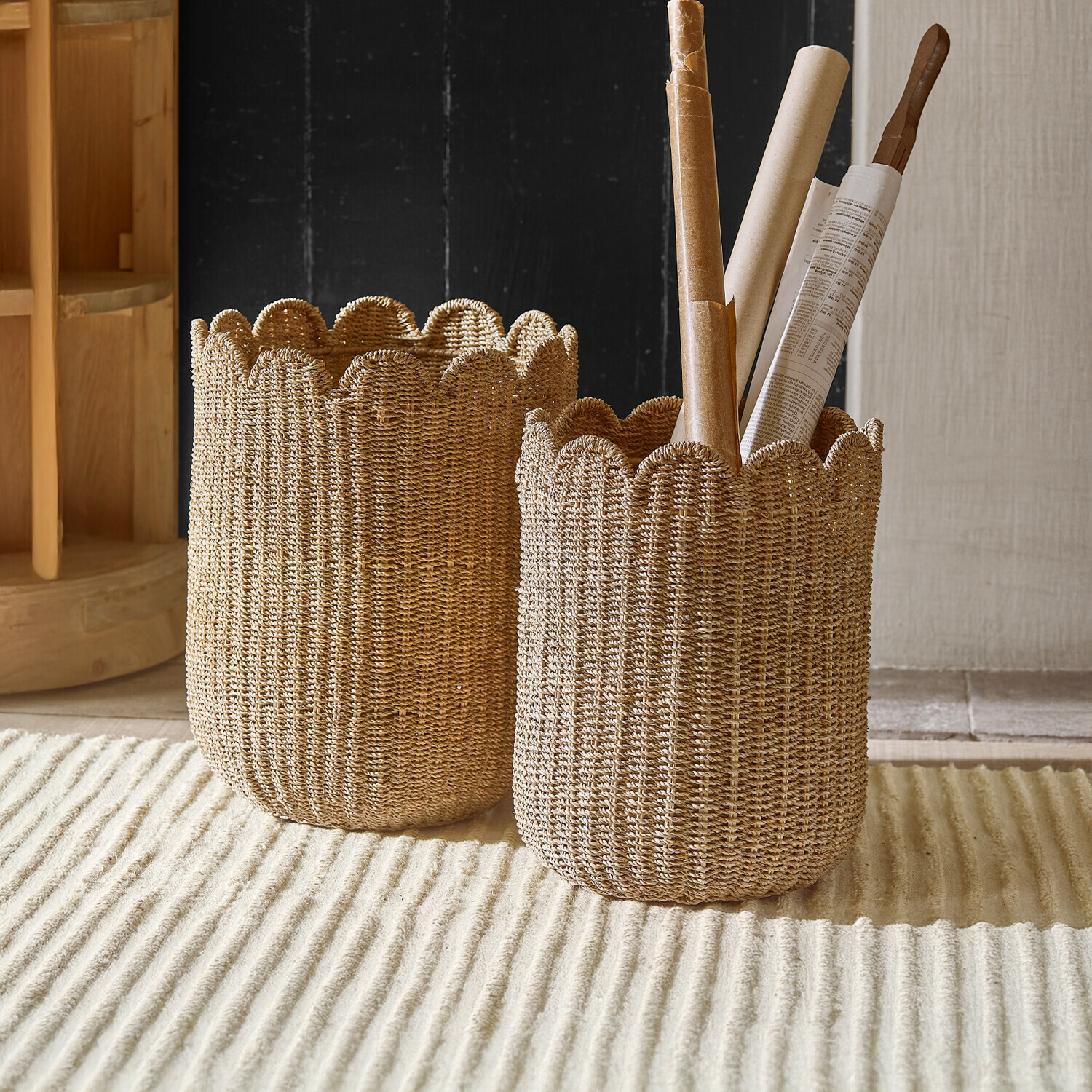 Coppia di cesti Velourette Due ceste beige intrecciate con bordo ondulato in materiale naturale per contenere e decorare la casa
