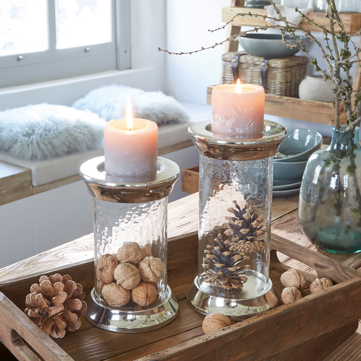 Coppia di candelieri Hillfors Portacandele in vetro con base metallica e candele rosa, decorati con pigne e noci