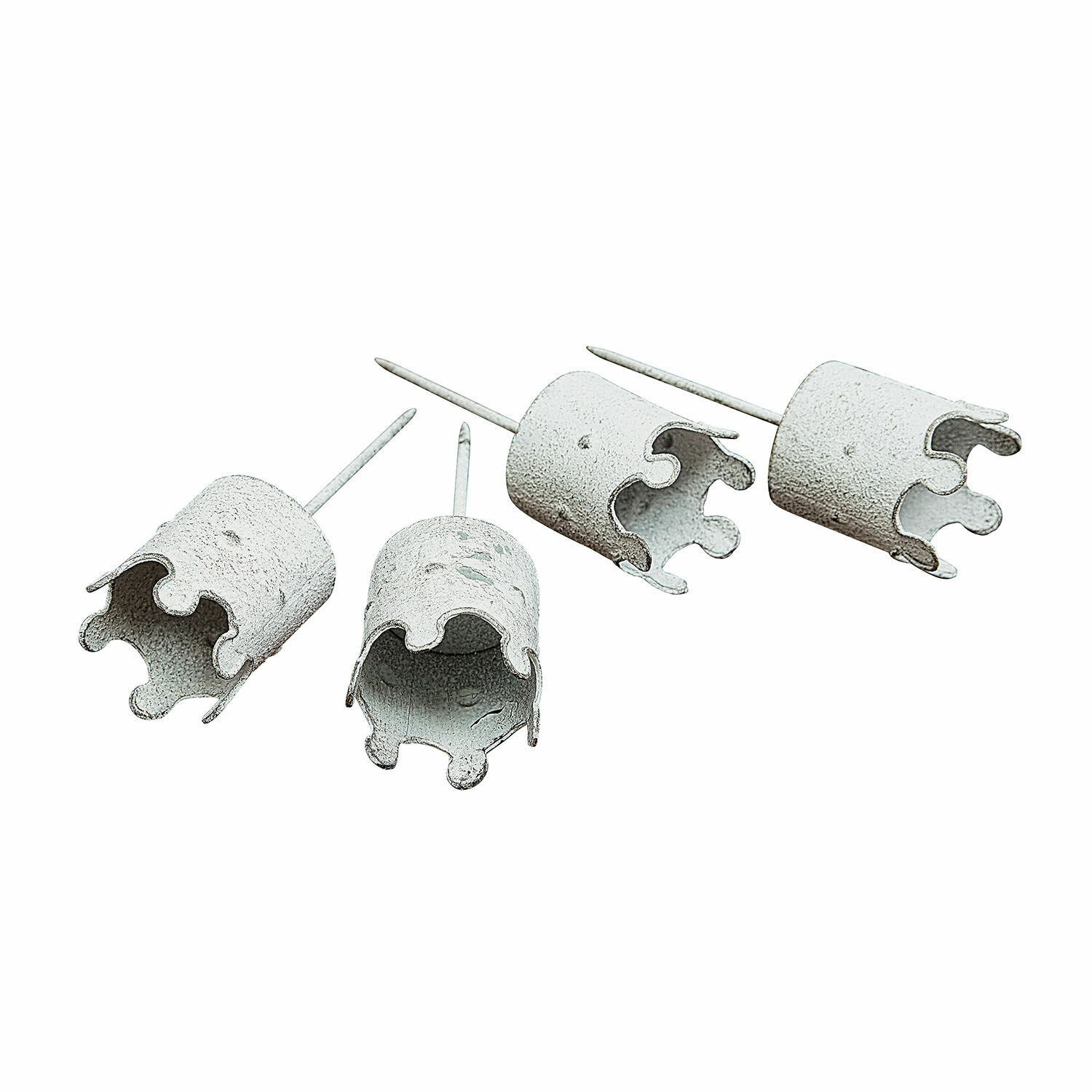 Set di 4 portacandele con supporto Venezia Set di quattro chiodi metallici grigi con estremità decorative per decorazioni da giardino
