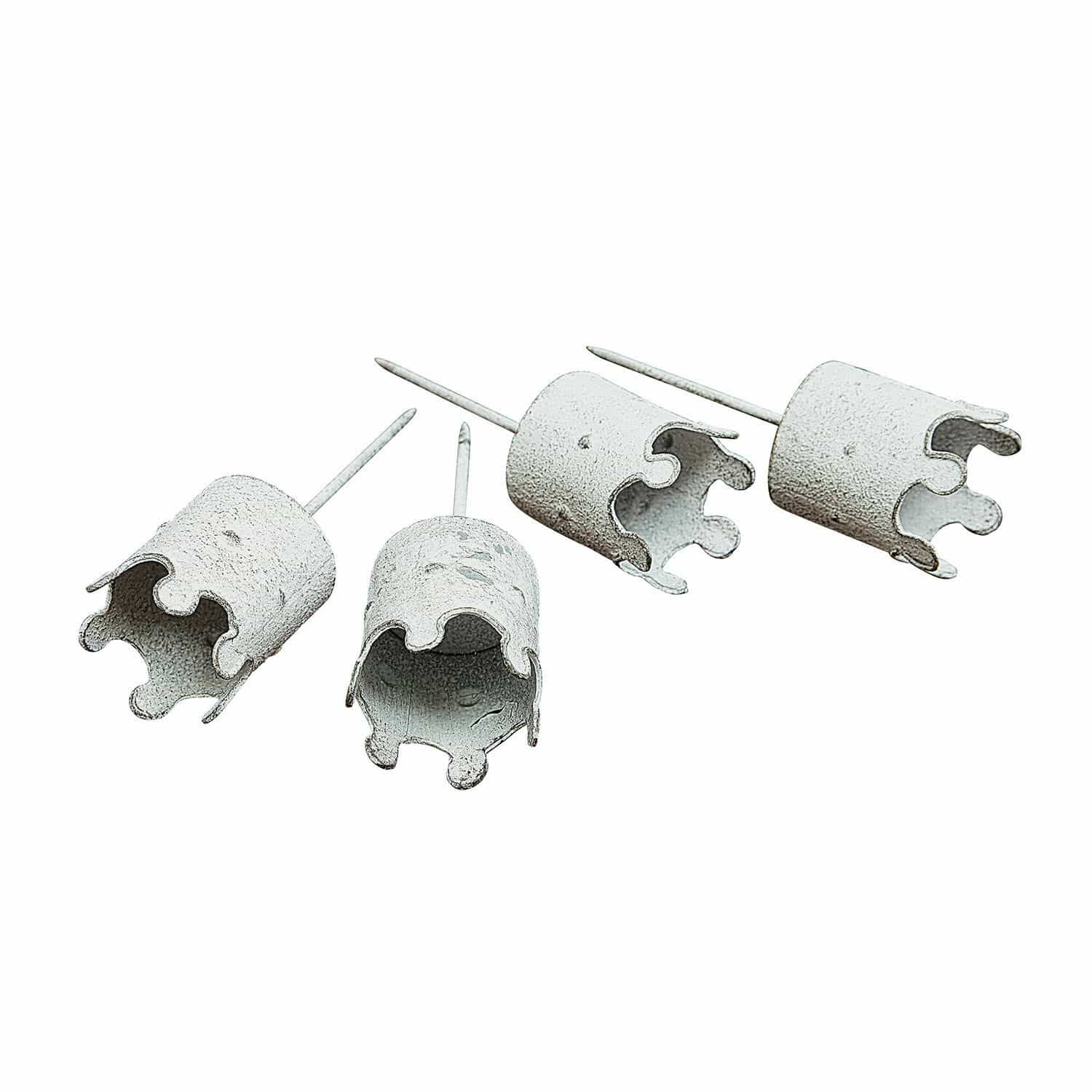 Set di 4 portacandele con supporto Venezia Set di quattro chiodi metallici grigi con estremità decorative per decorazioni da giardino