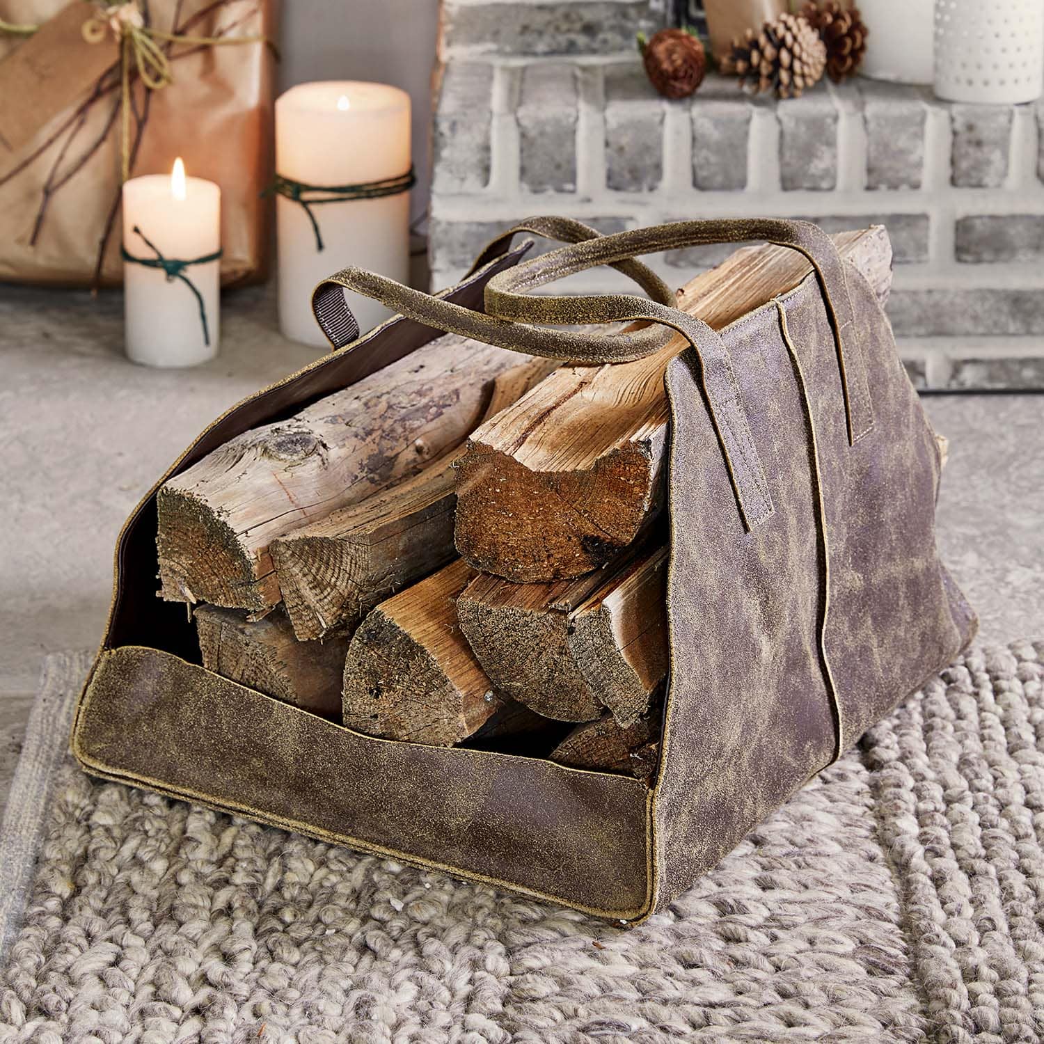 Borsa in camoscio marrone per trasportare legna su tappeto grigio vicino al camino