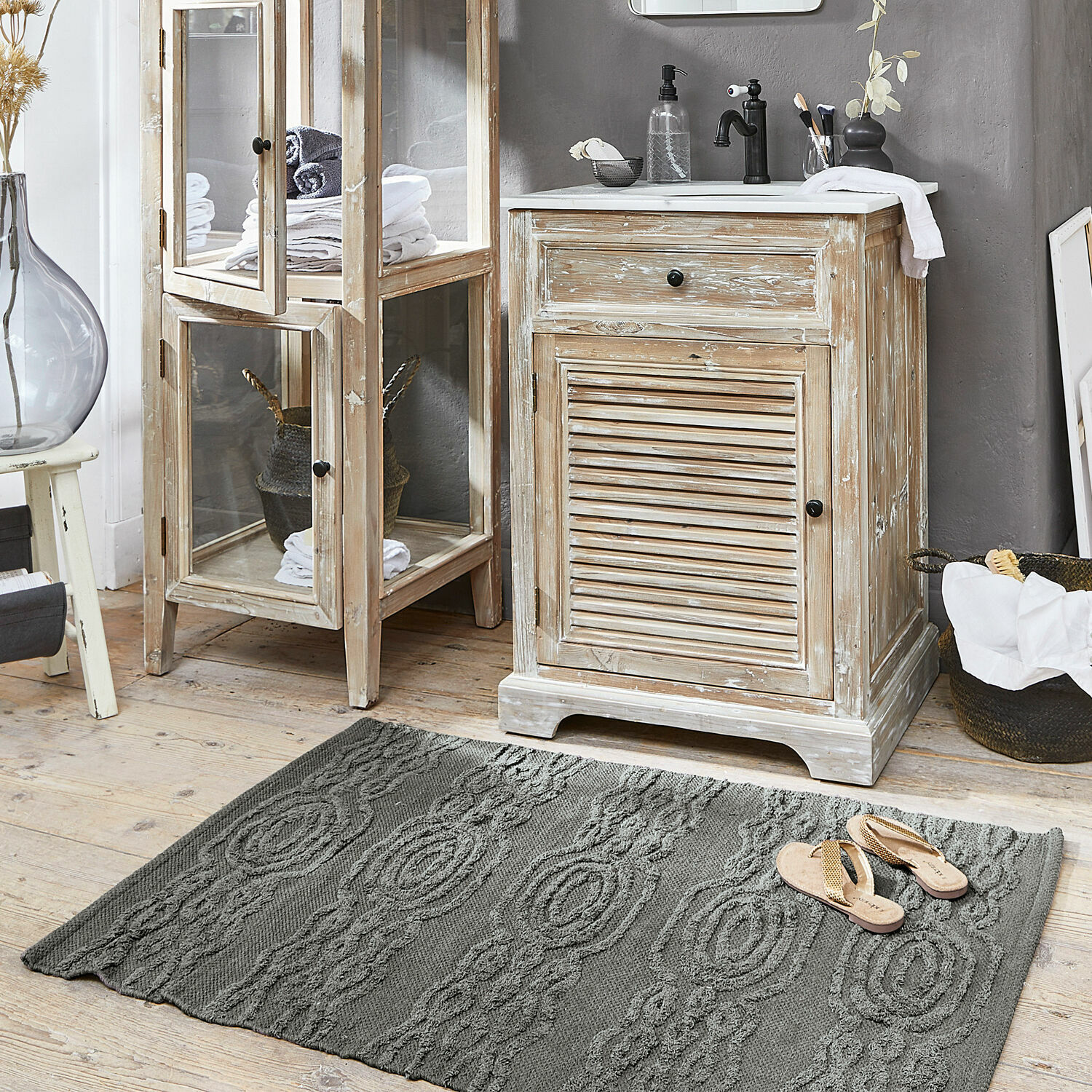 Scendibagno Talafar Tappeto grigio in cotone con motivo decorativo in bagno con mobili in legno chiaro e pavimento in legno