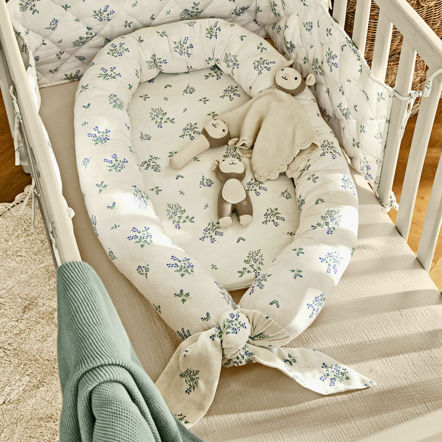 Nido per bambini Nymariel Nido per neonato bianco in cotone con motivo floreale blu-verde e peluche in culla di legno chiaro