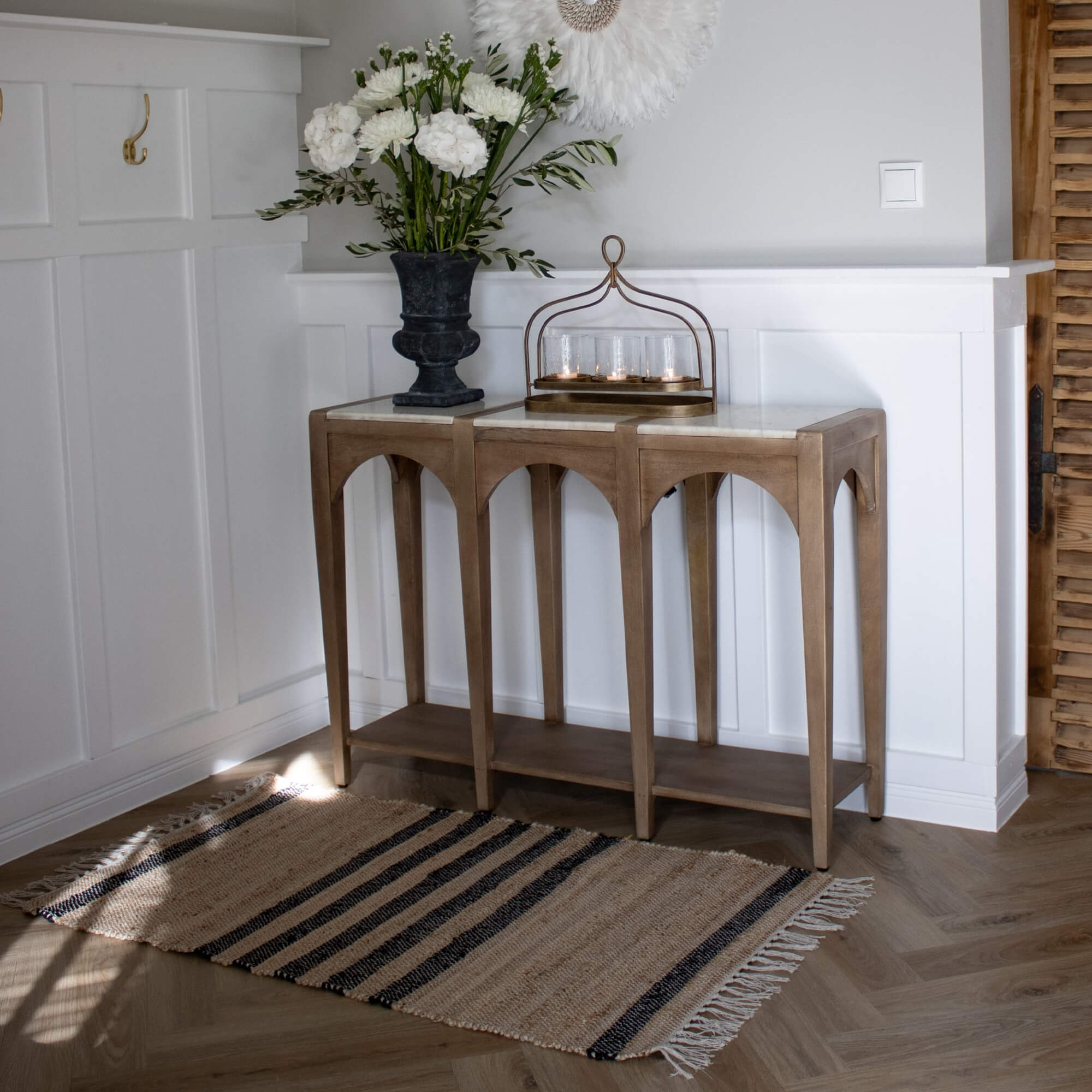 Tappeto naturale in juta beige con strisce nere, decorazione per pavimento in stile boho.