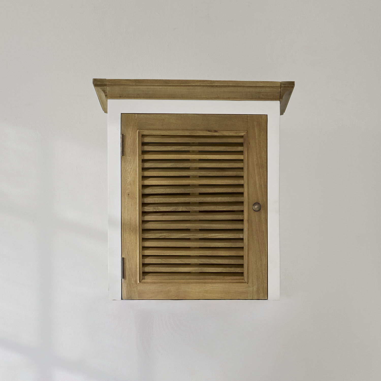Elemento top Degarmo Mobile da parete in legno con cornice bianca e porta a lamelle in colore legno naturale
