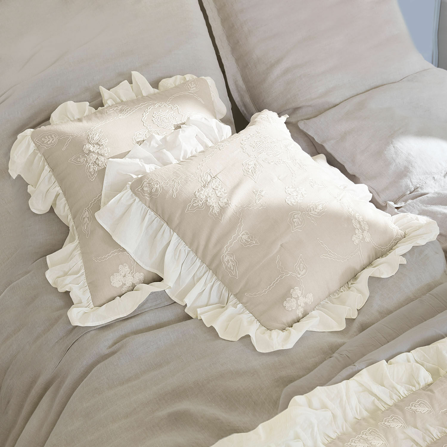 Coppia di copricuscini Clarissa Fodera per cuscino beige in lino con volant bianco e ricamo, decorazione per camera