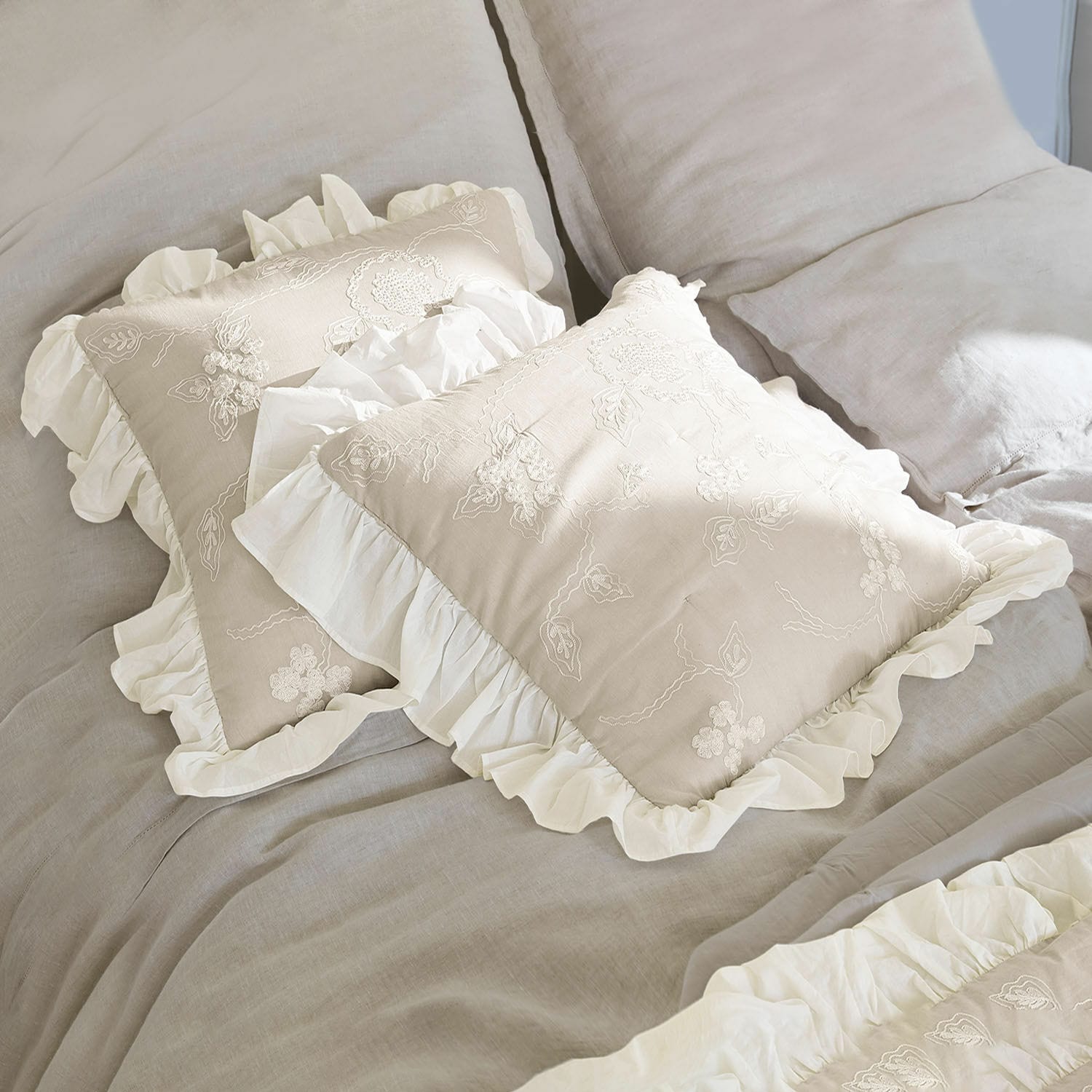 Coppia di copricuscini Clarissa Fodera per cuscino beige in lino con volant bianco e ricamo, decorazione per camera