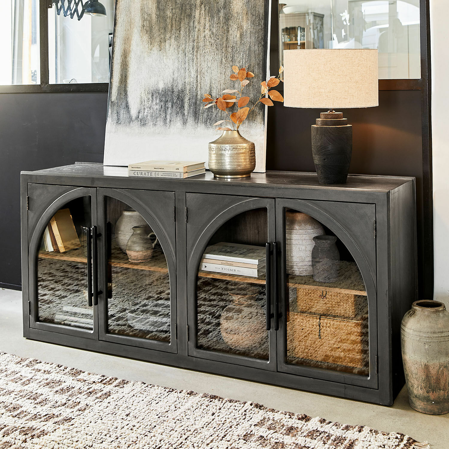 Credenza bassa Chaloraine Madia in legno nero con ante in vetro e decorazioni vintage per soggiorno elegante