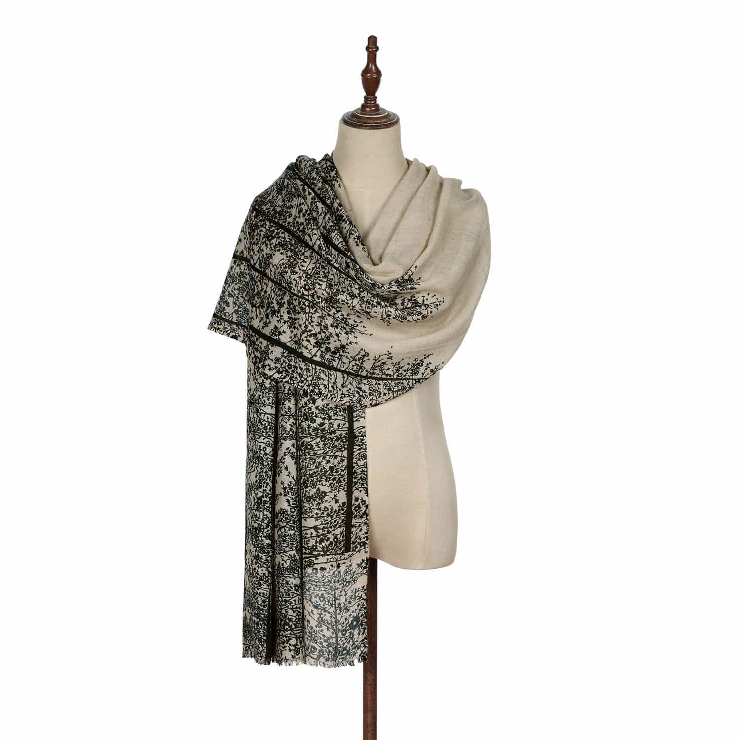 Scialle Daralon Sciarpa beige con motivo vegetale nero su manichino, tessuto morbido, accessorio di moda